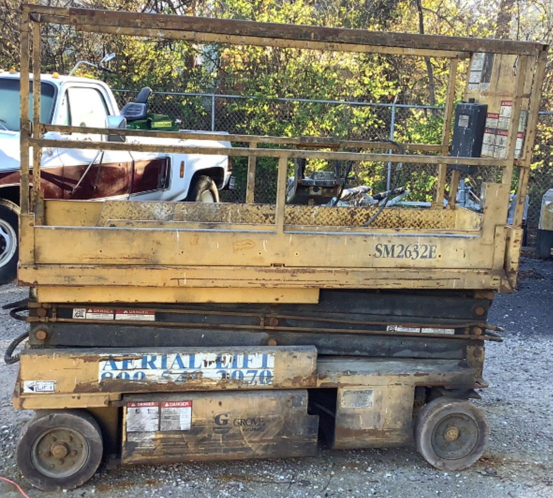 Grove Scissor Lift *INOP*