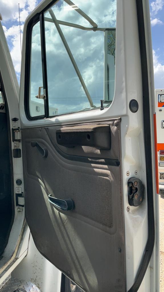 1999 International 4700 4X2 Mobile Command Center