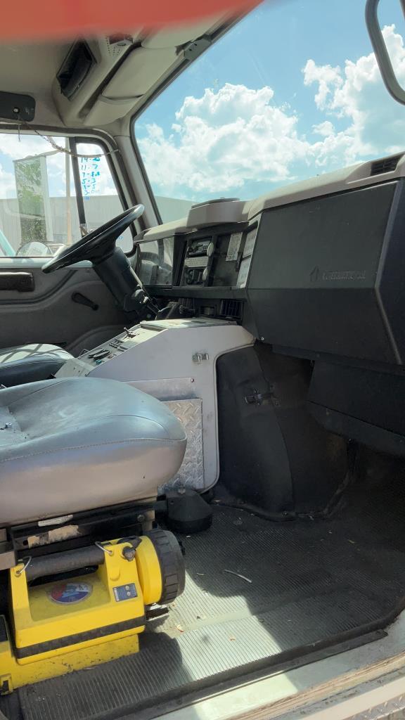 1999 International 4700 4X2 Mobile Command Center