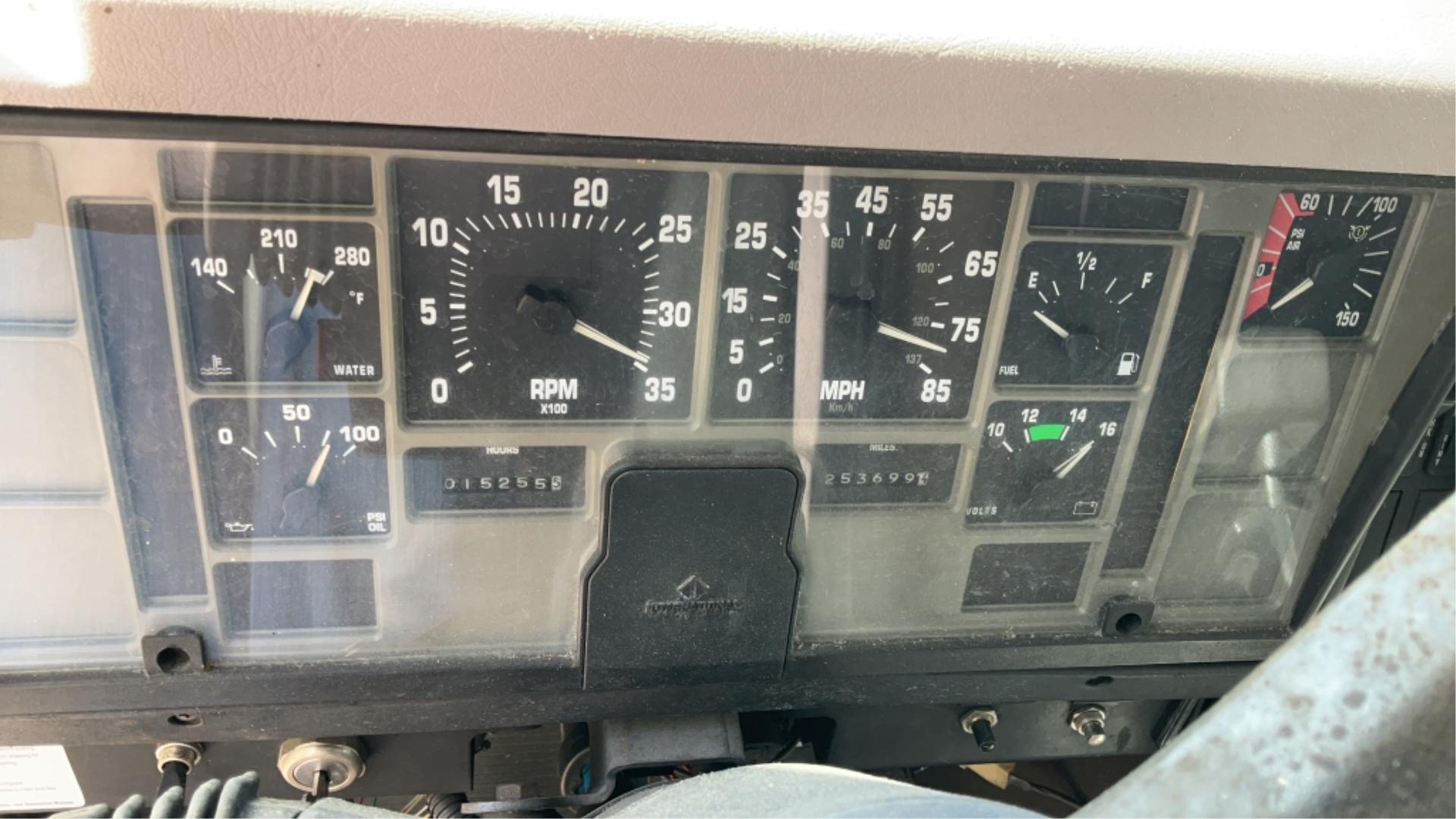 1999 International 4700 4X2 Mobile Command Center