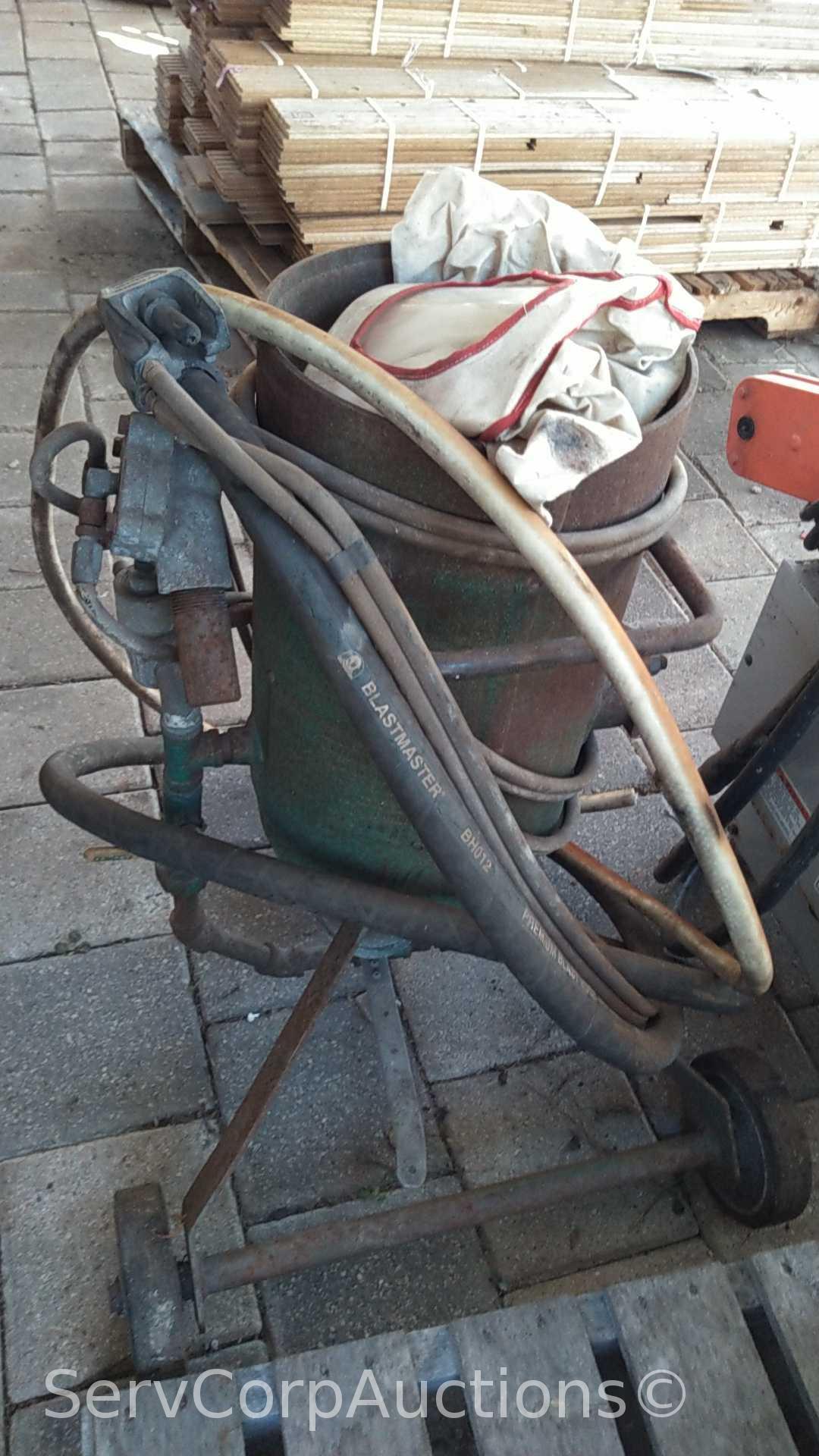 Clemco Industries 1025 50-LB Blast Machine