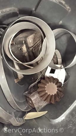 Lot in 3 Cans of Various Cake/Pie Pans