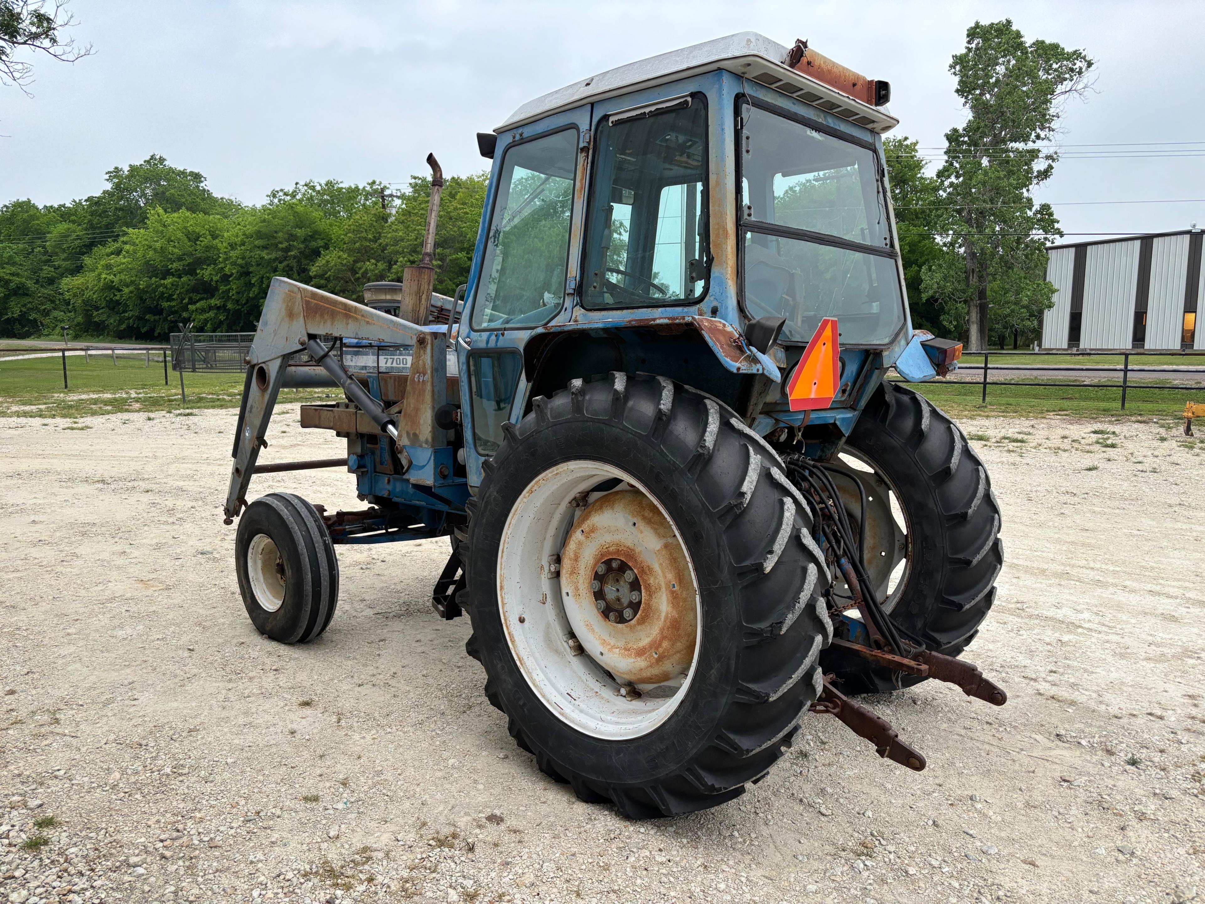 Ford 7700 Tractor w/ Loader