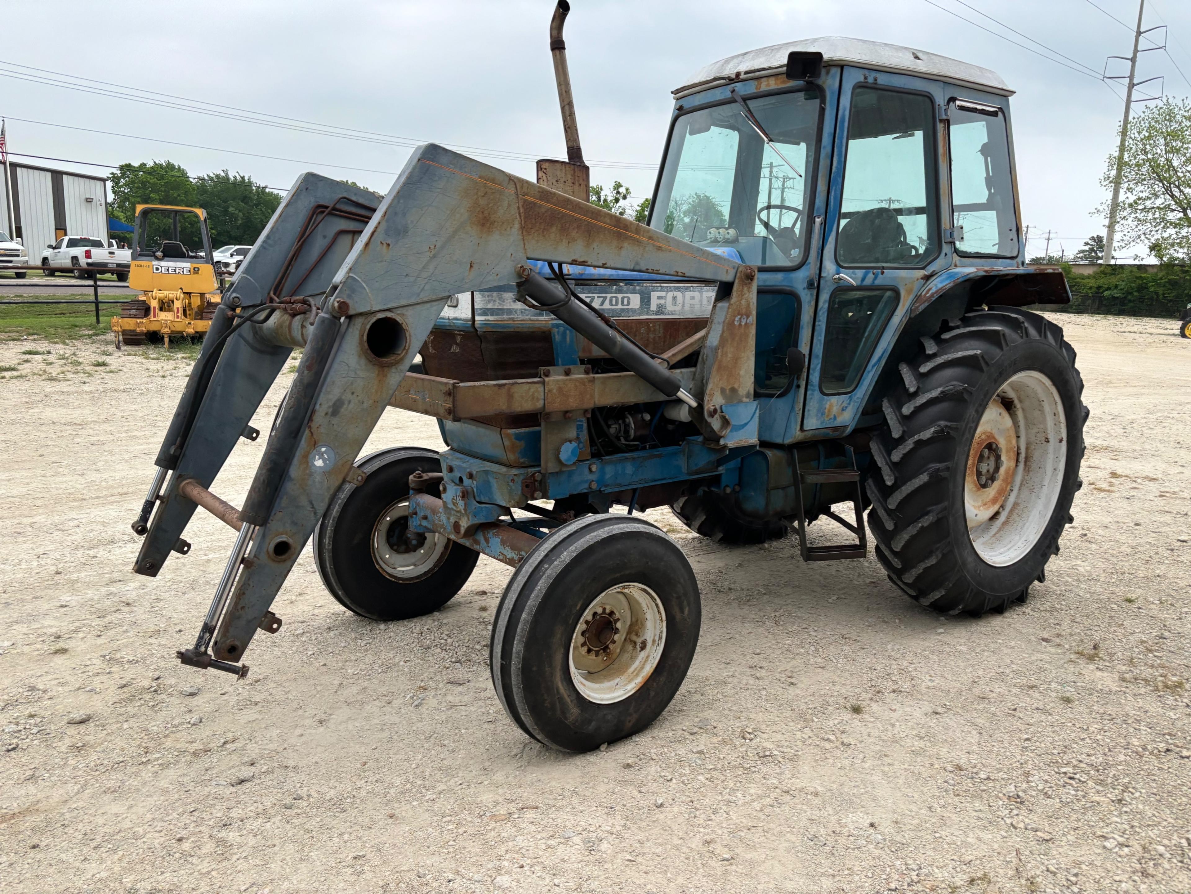 Ford 7700 Tractor w/ Loader