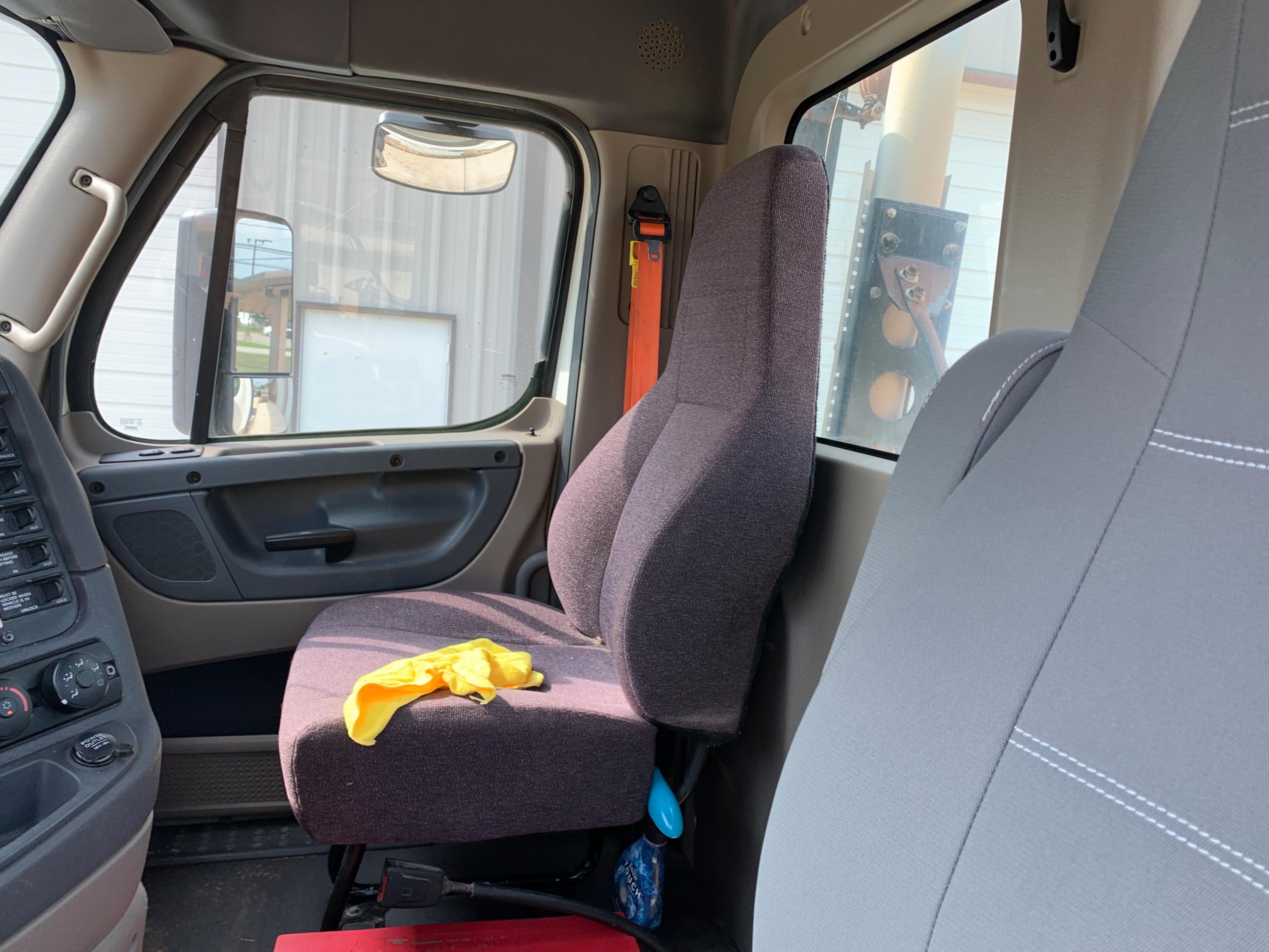 2017 Freightliner Cascadia Day Cab