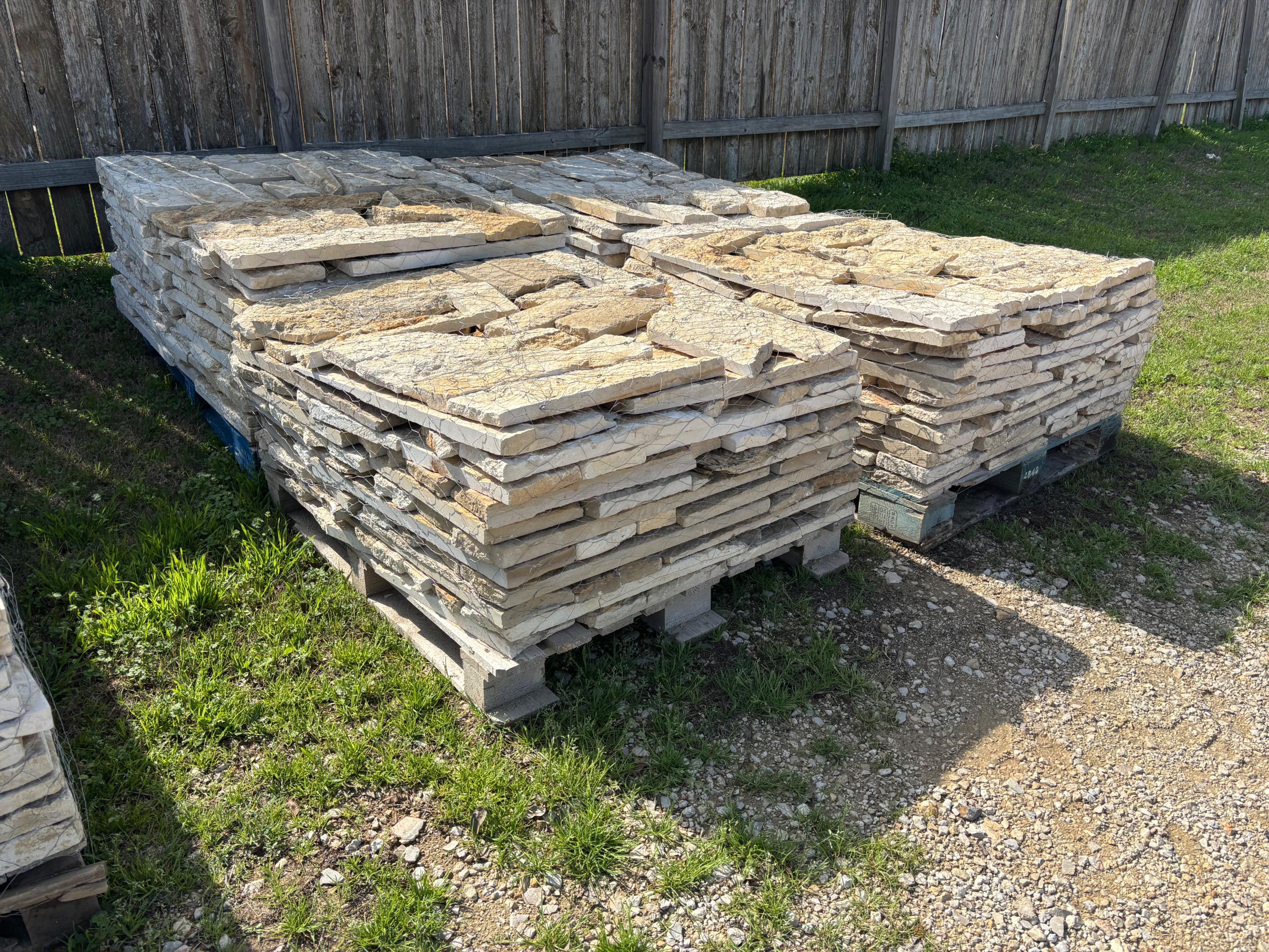 (4) Pallets of Texas Cream Thin Veneer Stone