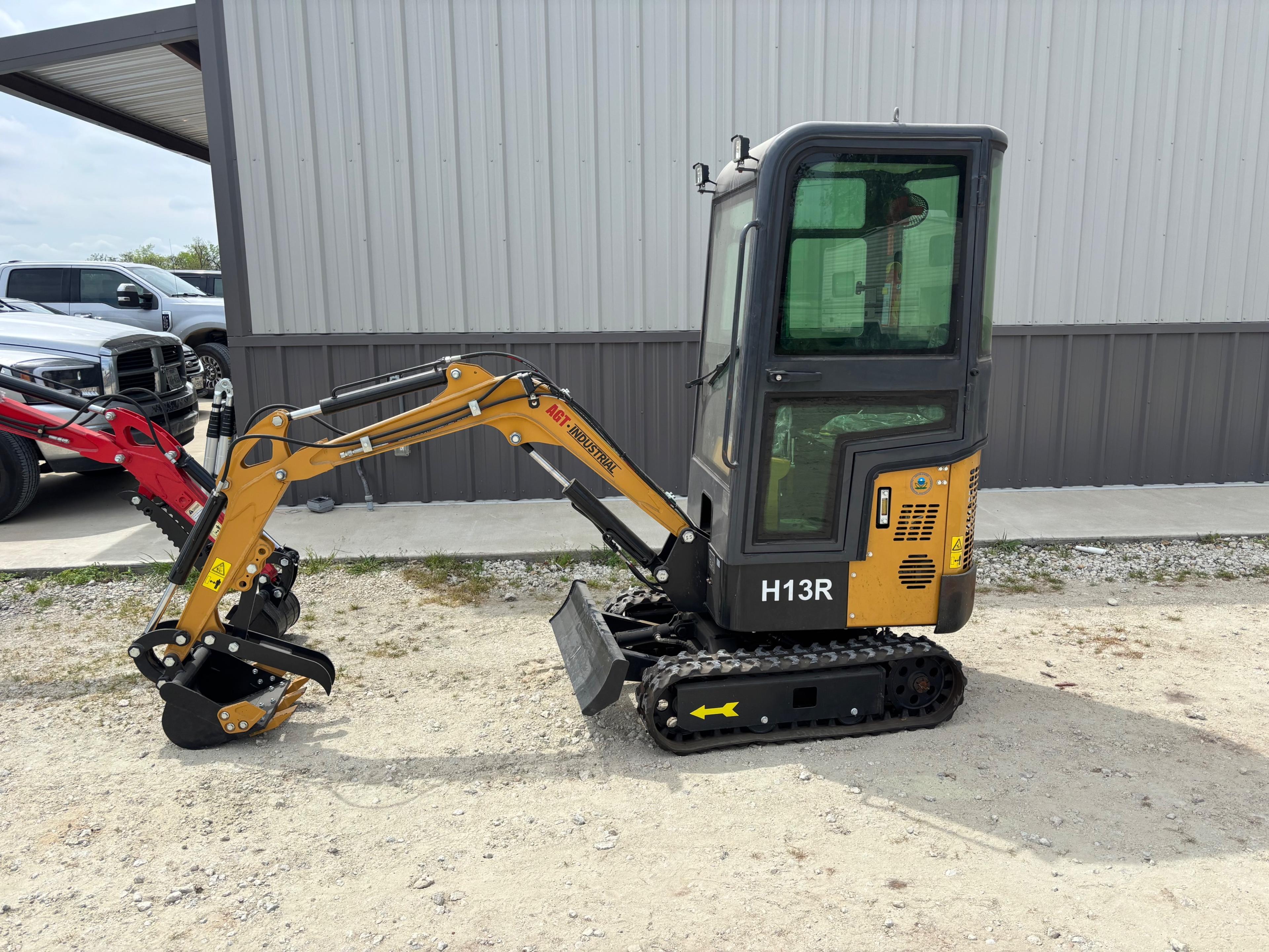 AGT H13R Mini-Excavator