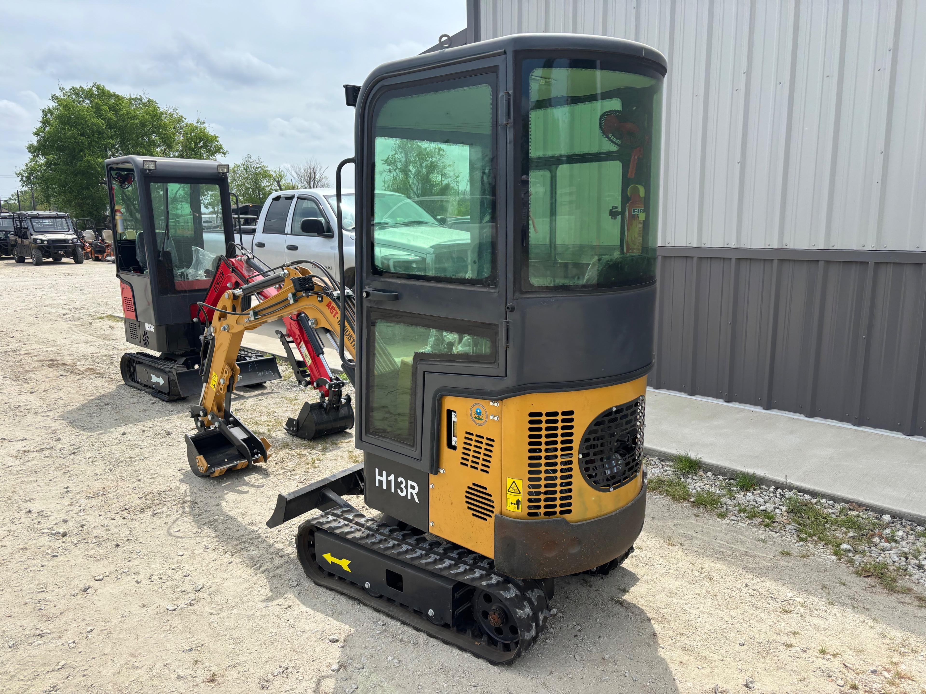 AGT H13R Mini-Excavator