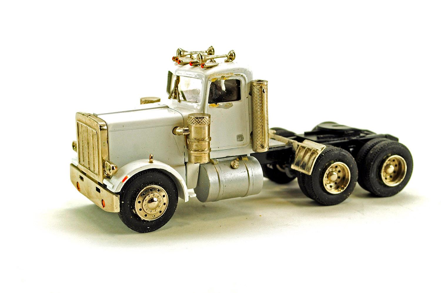 Peterbilt 359 2-Axle Daycab Tractor - White
