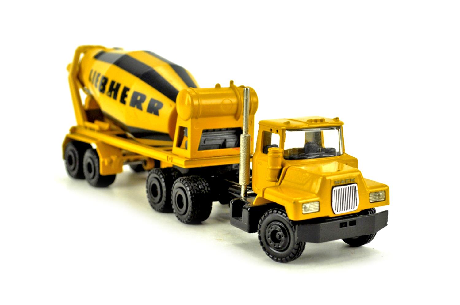 Mack R Model Cement Mixer - Liebherr