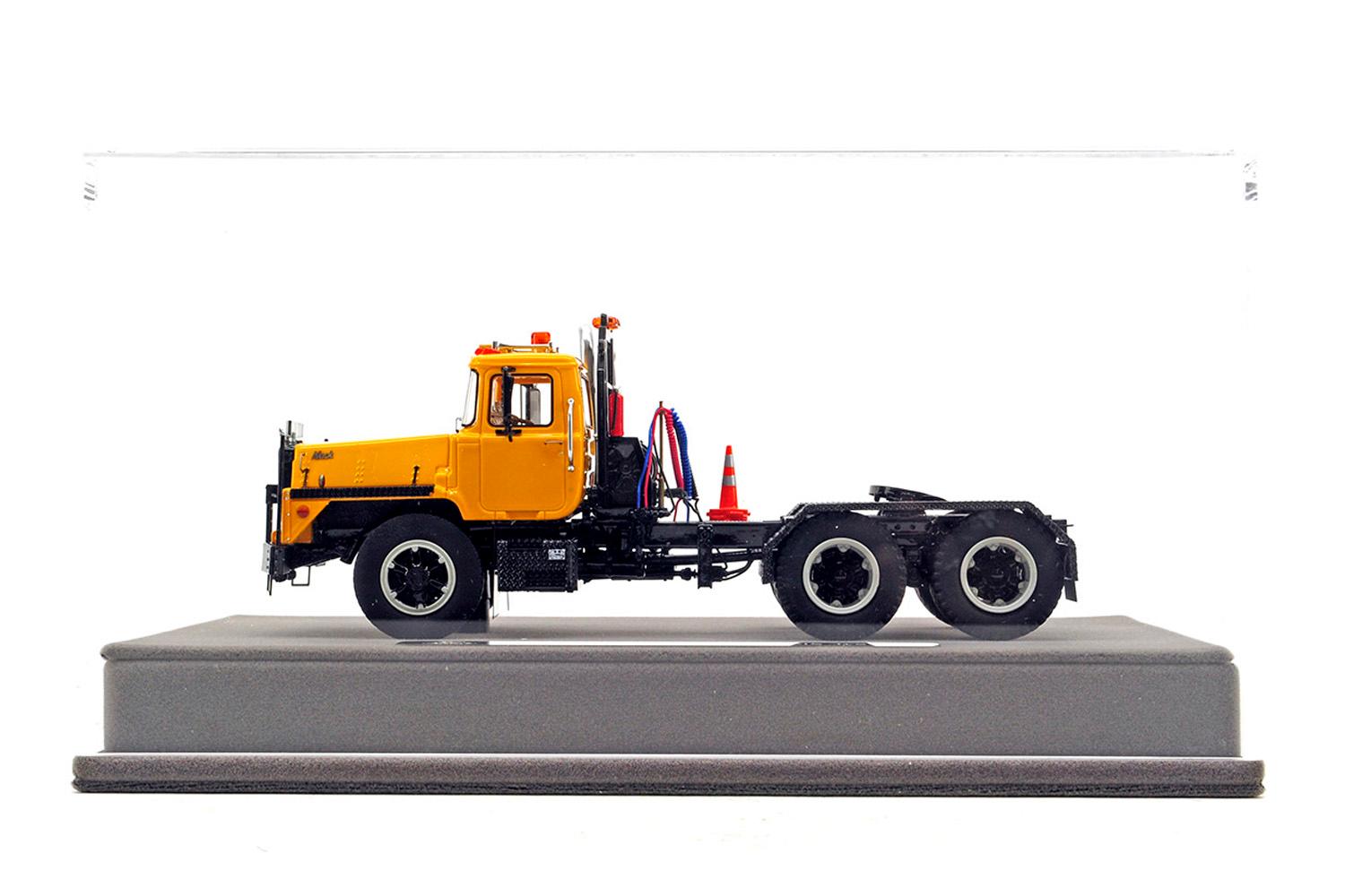 Mack DM800 Tandem Axle Tractor - Yellow/Black