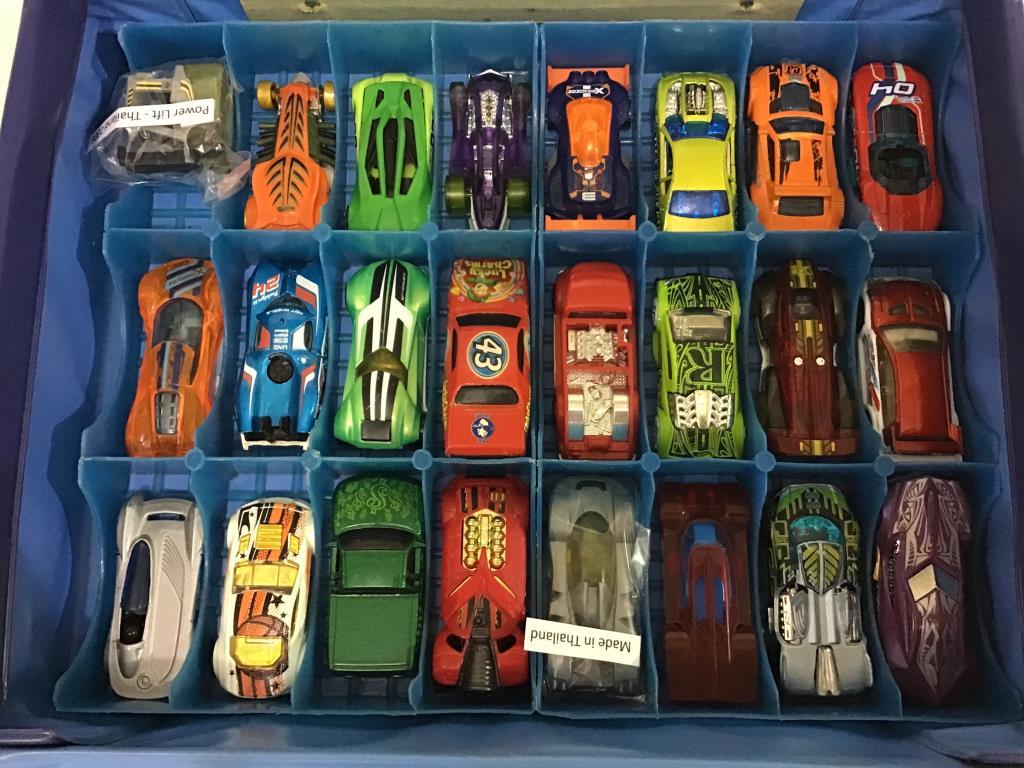 Collector Car Case Filled w/ 48 Various Hot