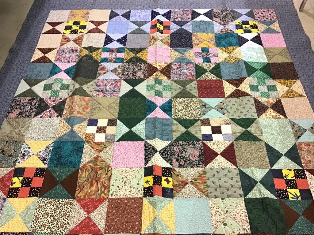 Very Nice Cinderella Pattern Quilt w/