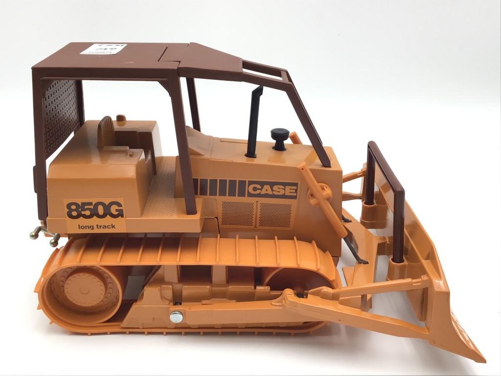 Lot of 2 Case Toys Including 850G Long Track