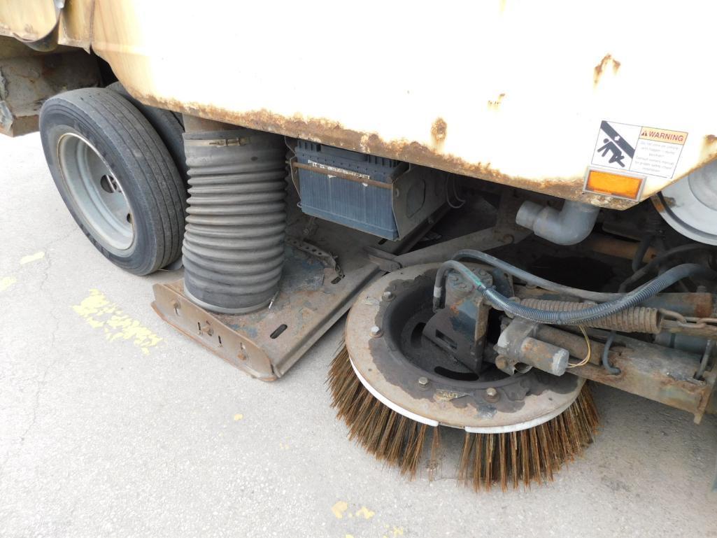 2005 GMC W-5500 Sweeper Truck, VIN J8DE5B16257901874, Automatic Transmission, Isuzu 4HKITC Turbo