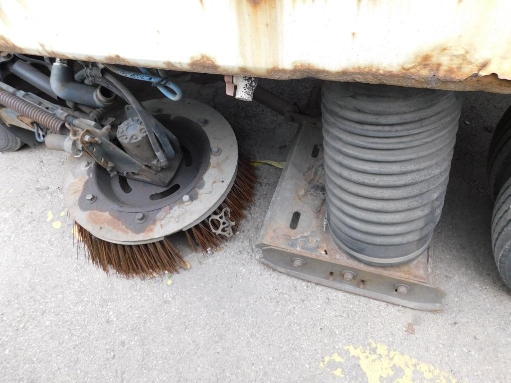 2005 GMC W-5500 Sweeper Truck, VIN J8DE5B16257901874, Automatic Transmission, Isuzu 4HKITC Turbo