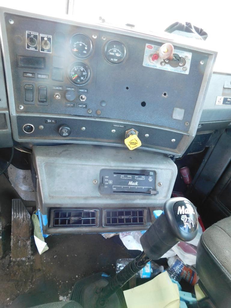 Mack RB690S Lugger Truck, VIN 1M2AM20C7WM003067, Maxitorque 6-Speed Extended Range Transmission,