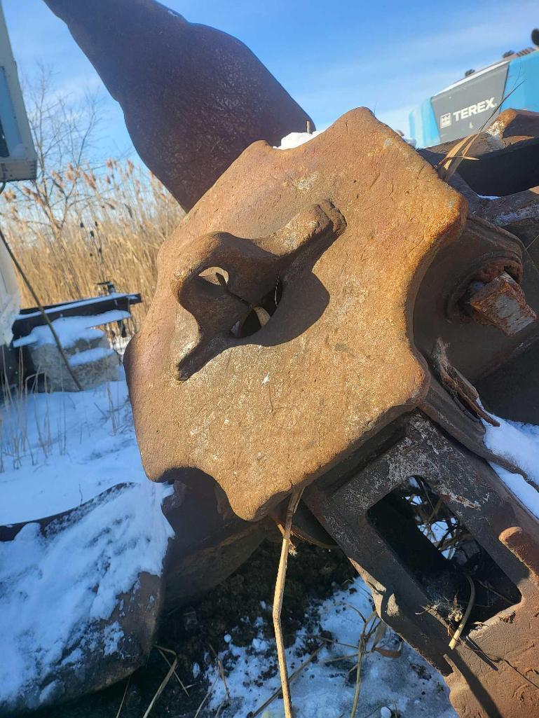 Bateman 4-Tine Hydraulic Grapple (LOCATED AT: 1255 Gifford Rd., Elgin, IL 60120 )