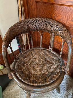 Wicker Swivel Chair 27x21"
