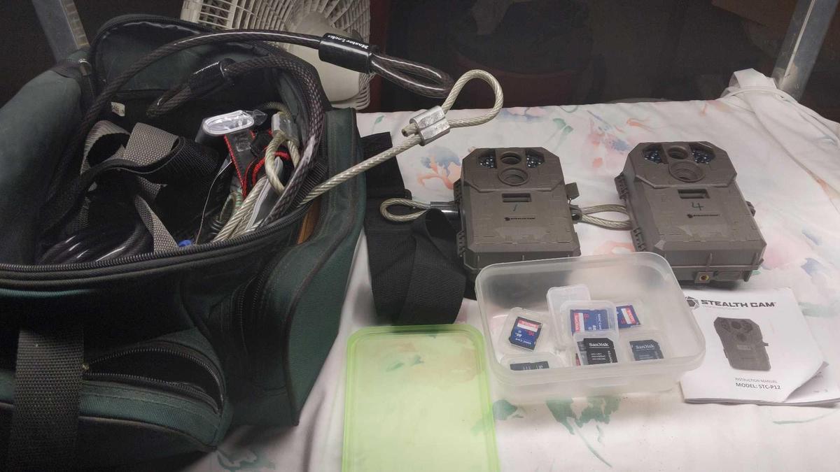 Pair of Stealth Cameras with bag, discs & cables