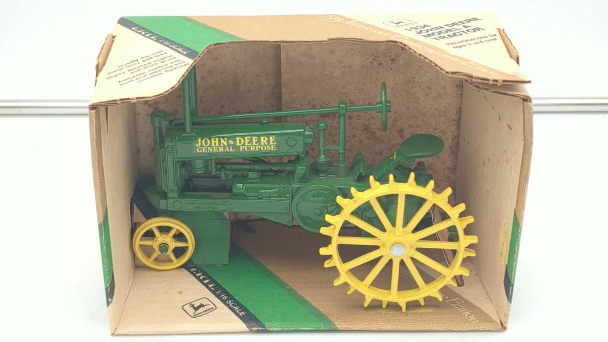 ERTL JOHN DEERE 1934 MODEL A TRACTOR 1:16 Dusty Box