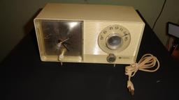 GENERAL ELECTRIC CLOCK RADIO 11X6X5 - UNTESTED