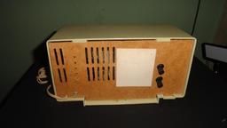 GENERAL ELECTRIC CLOCK RADIO 11X6X5 - UNTESTED