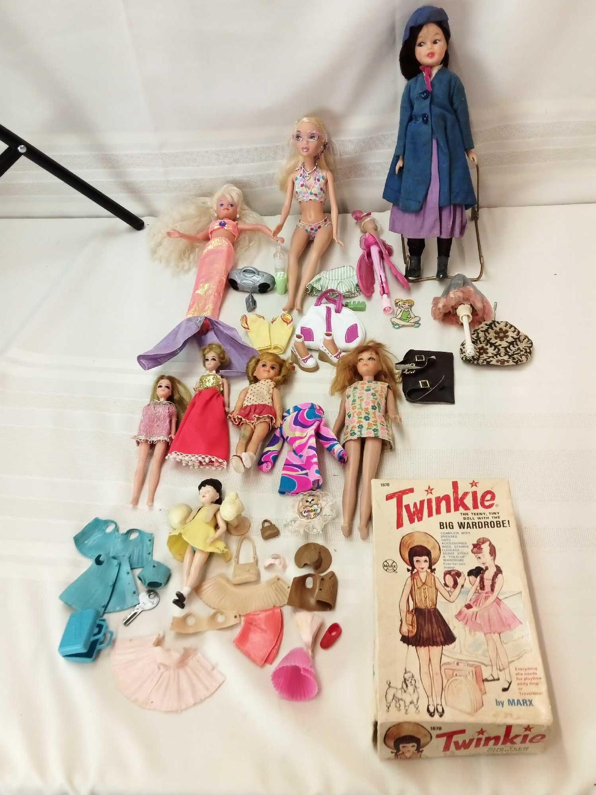 ASSORTED BARBIES, SMALL DOLLS, ACCESSORIES, "TWINKIE"DOLL WITH ACCESSORIES