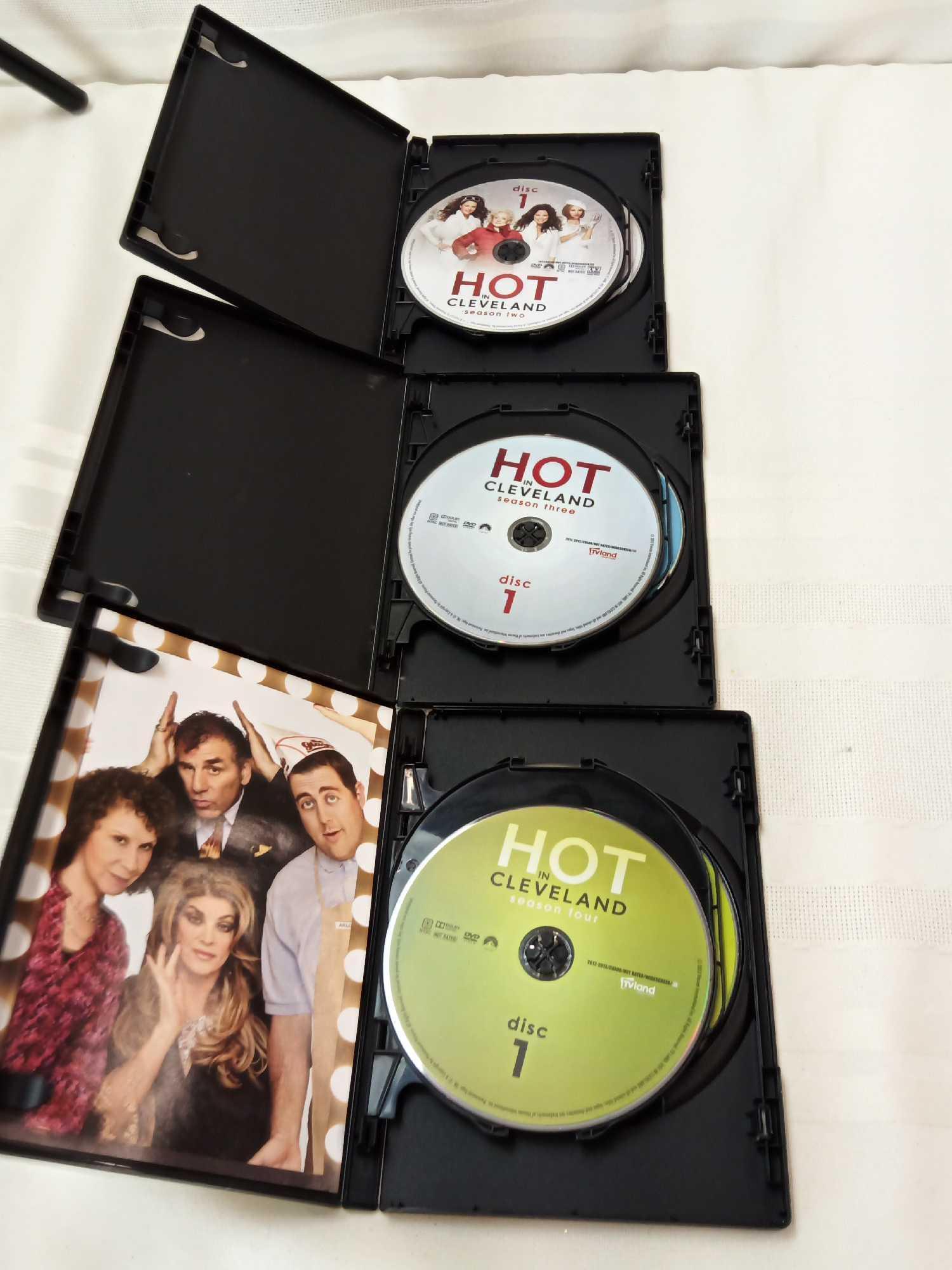 DVD SET "HOT IN CLEVELAND" SEASONS 1-4