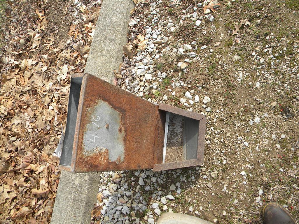 4-16: 1-HOLE PIG FEEDER