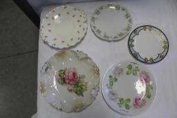 LARGE AMOUNT OF HANDPAINTED CHINA PLATES AND BERRY BOWLS (42) PIECES.