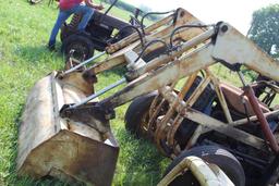 FORD 2000 INDUSTRIAL TRACTOR WITH LOADER & BACKHOE (NO BATTERY)