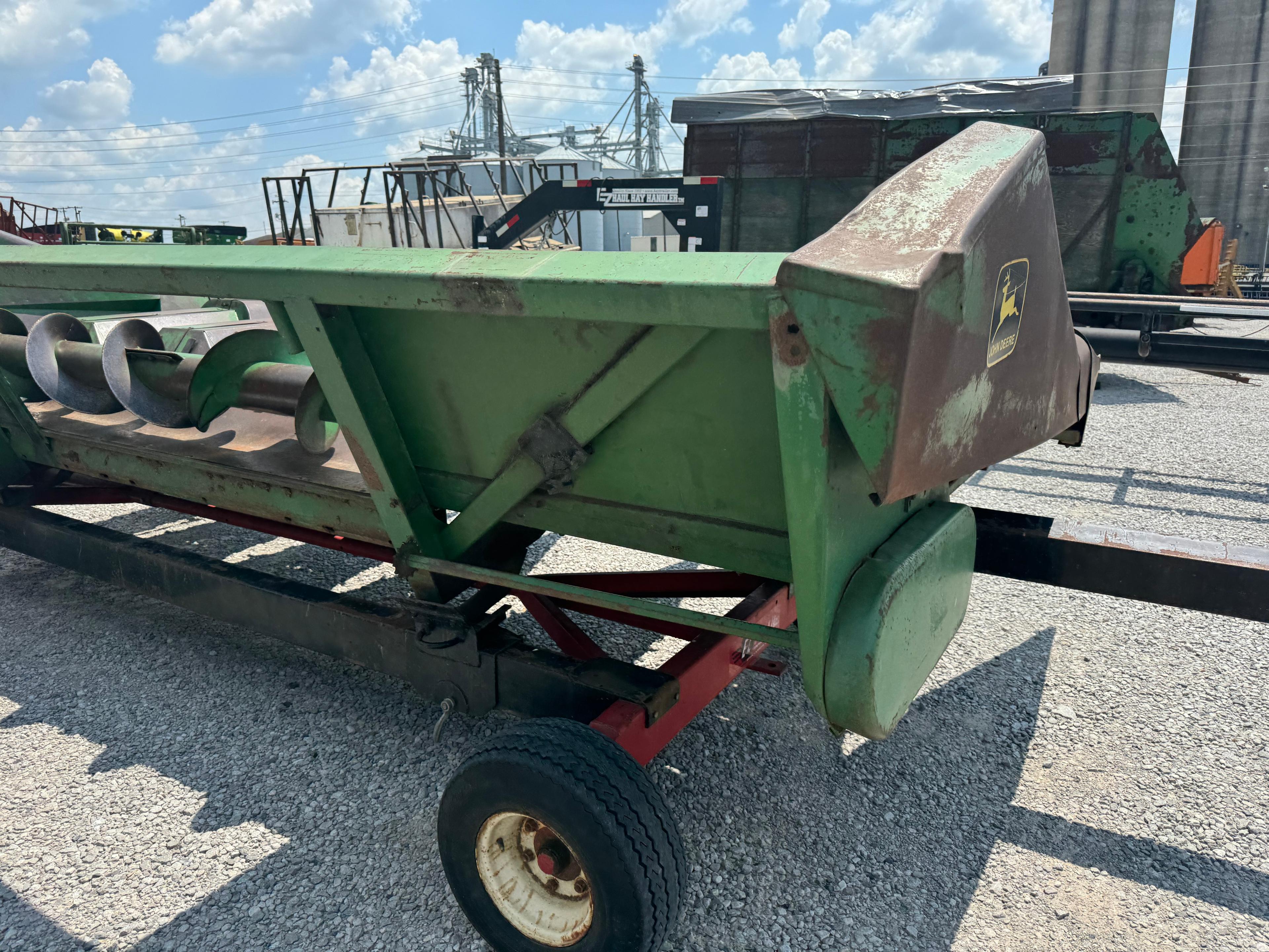 JD 643 CORN HEAD