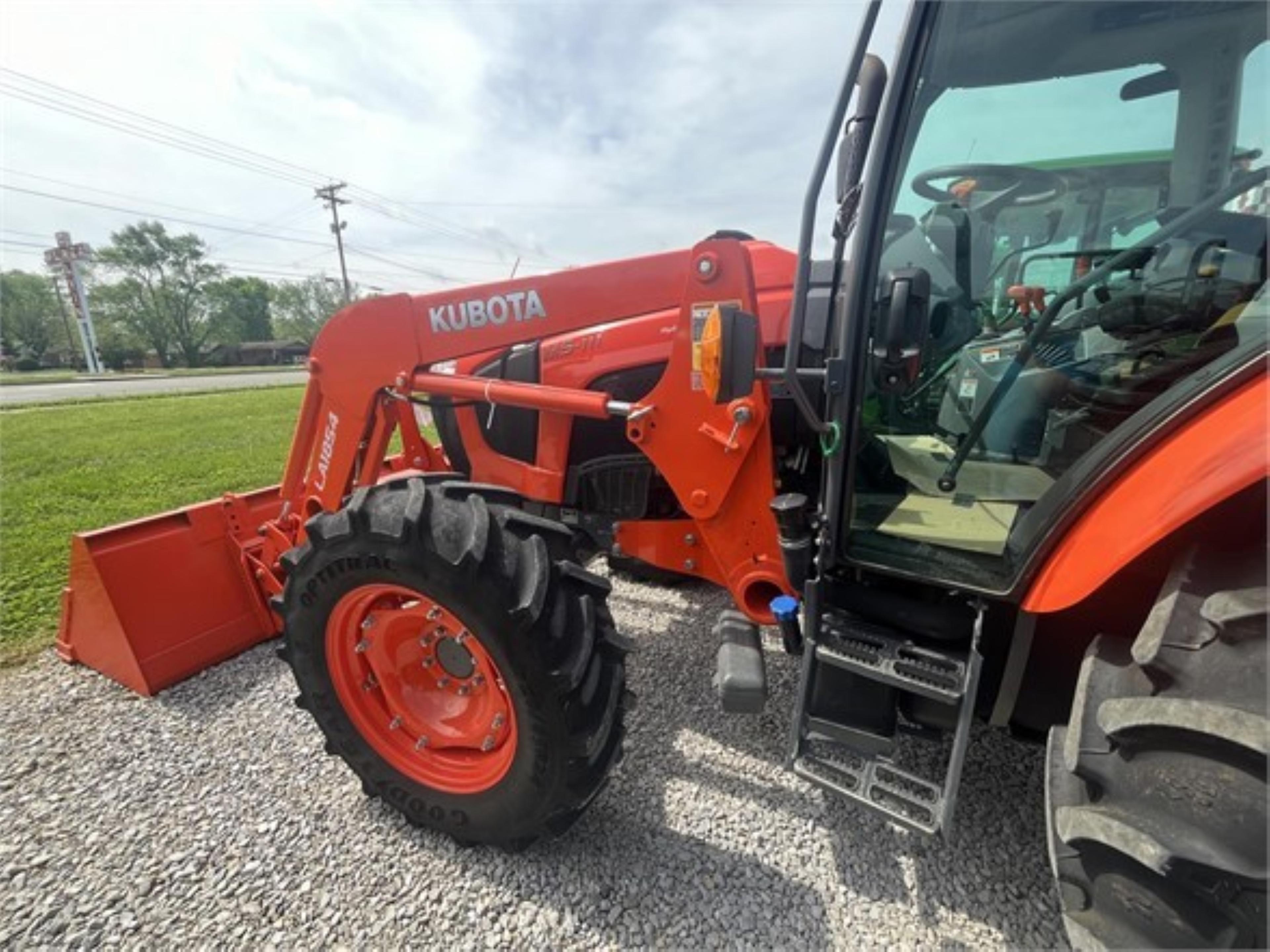 KUBOTA M5-111 TRACTOR