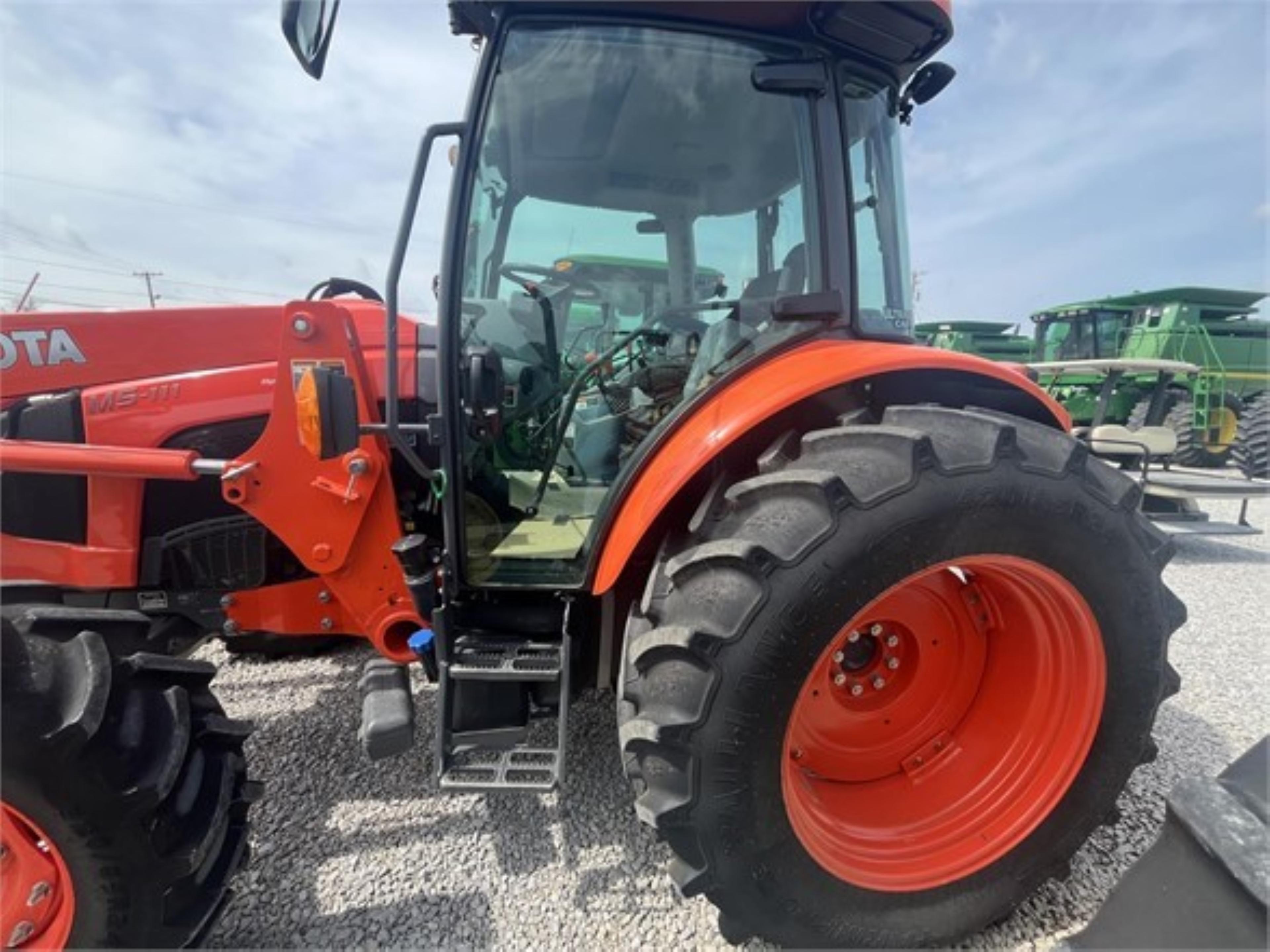 KUBOTA M5-111 TRACTOR