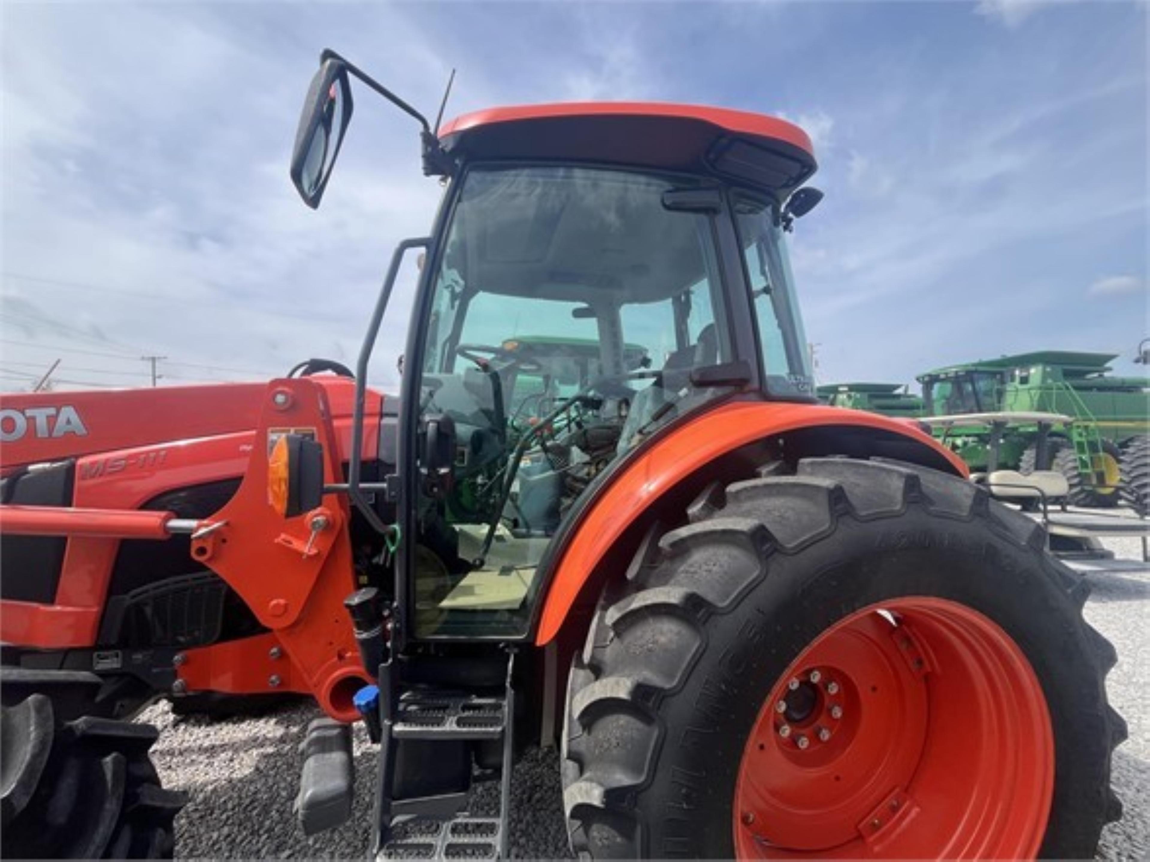 KUBOTA M5-111 TRACTOR
