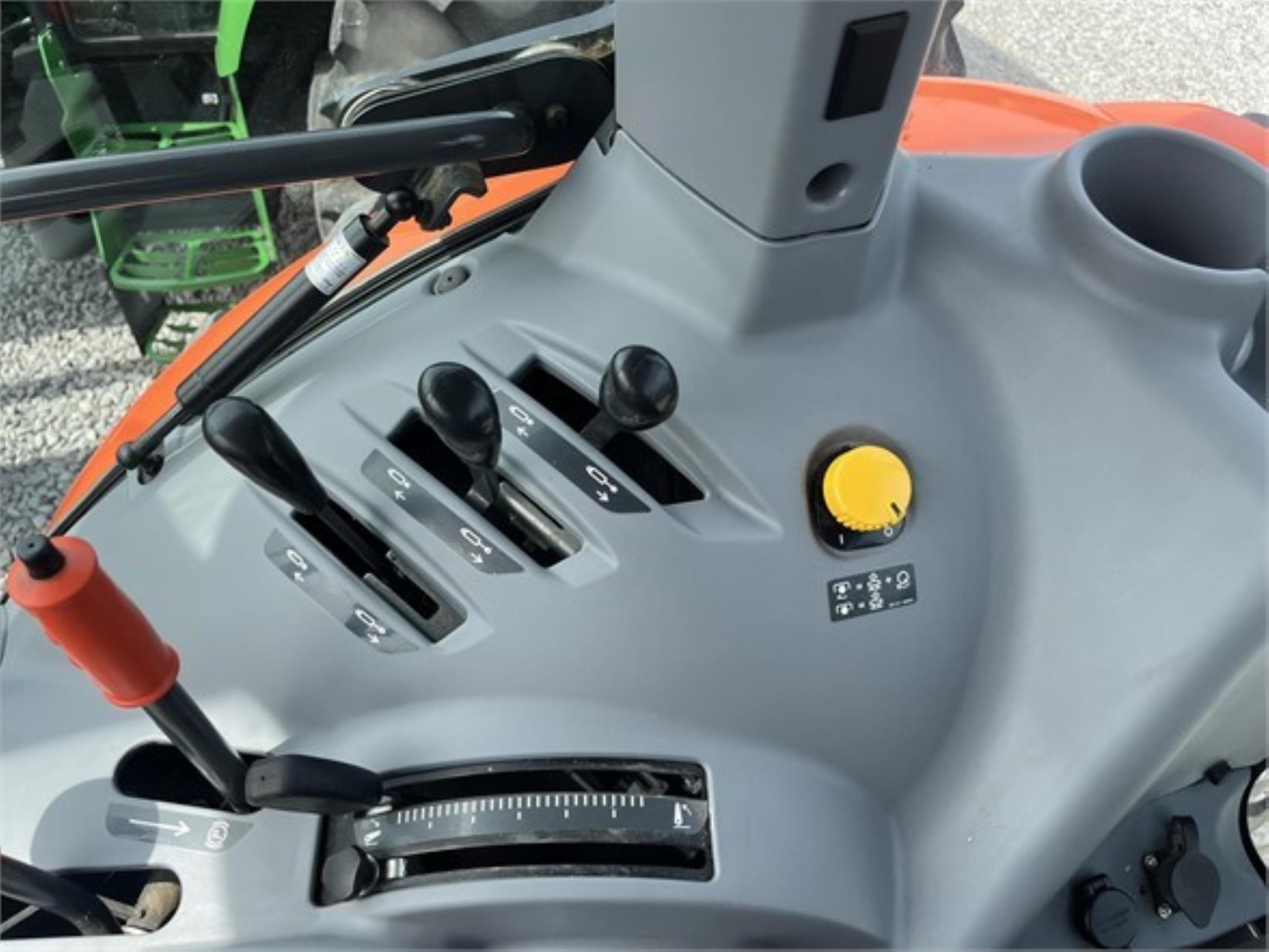 KUBOTA M5-111 TRACTOR