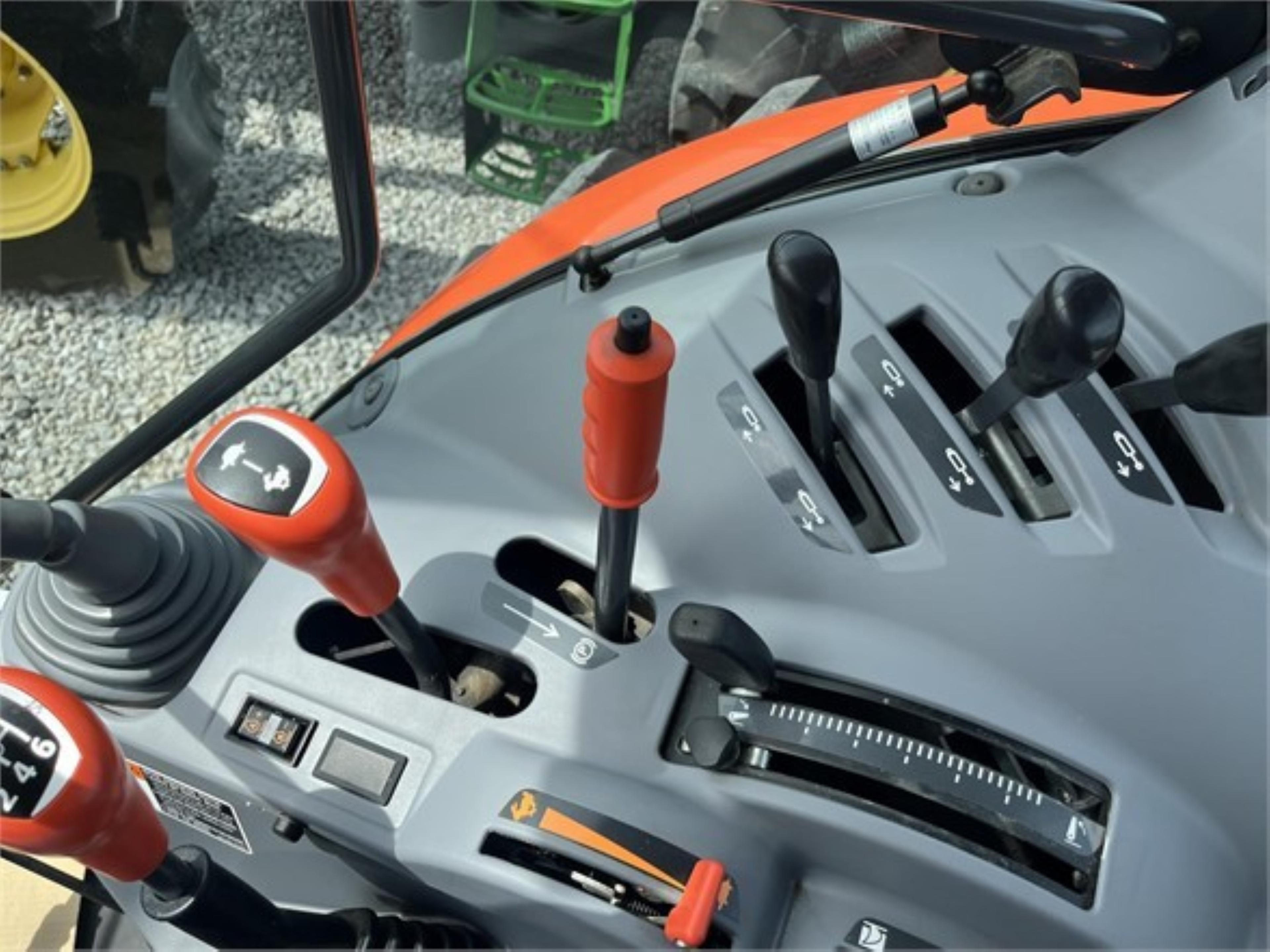 KUBOTA M5-111 TRACTOR