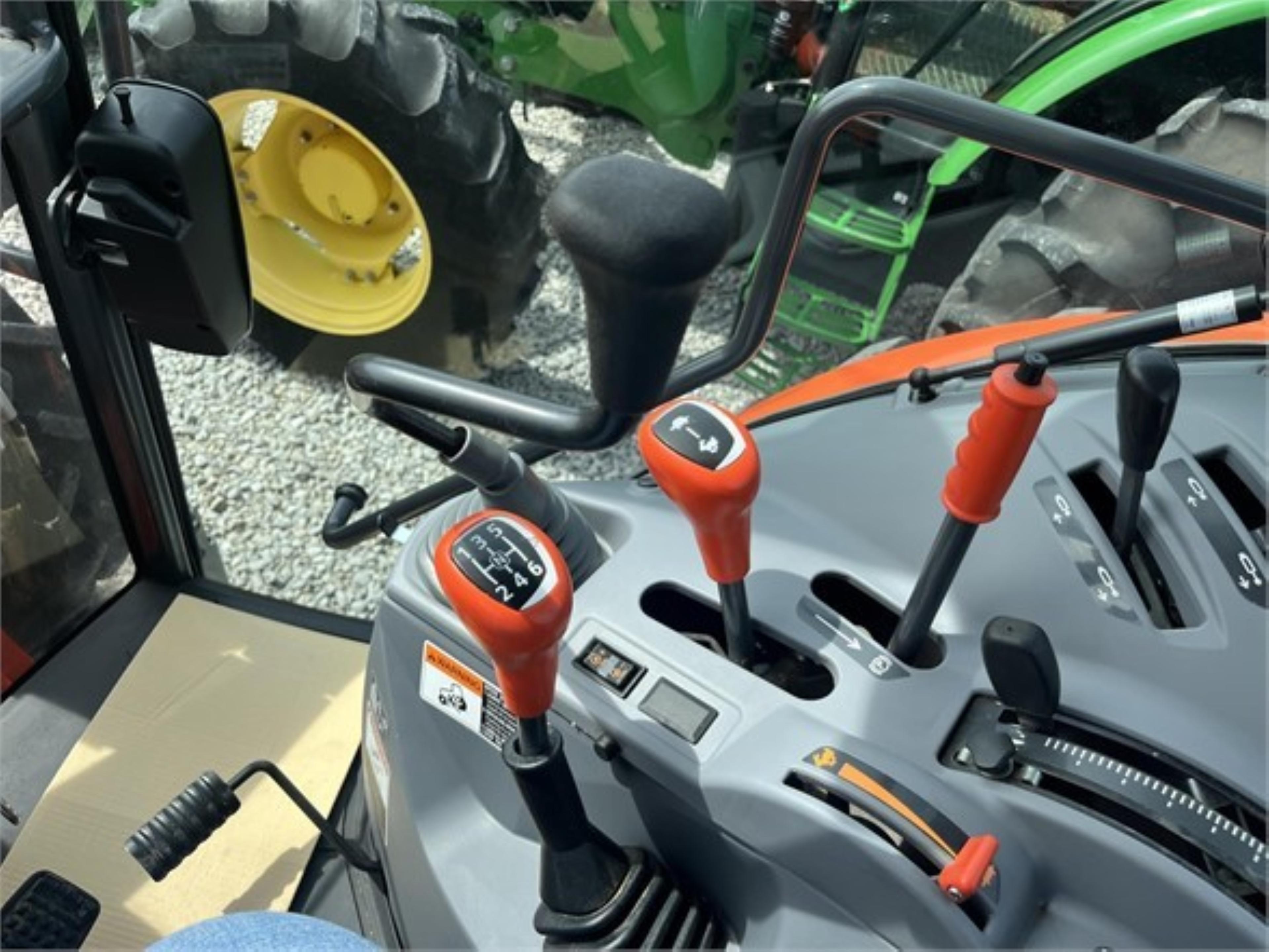 KUBOTA M5-111 TRACTOR