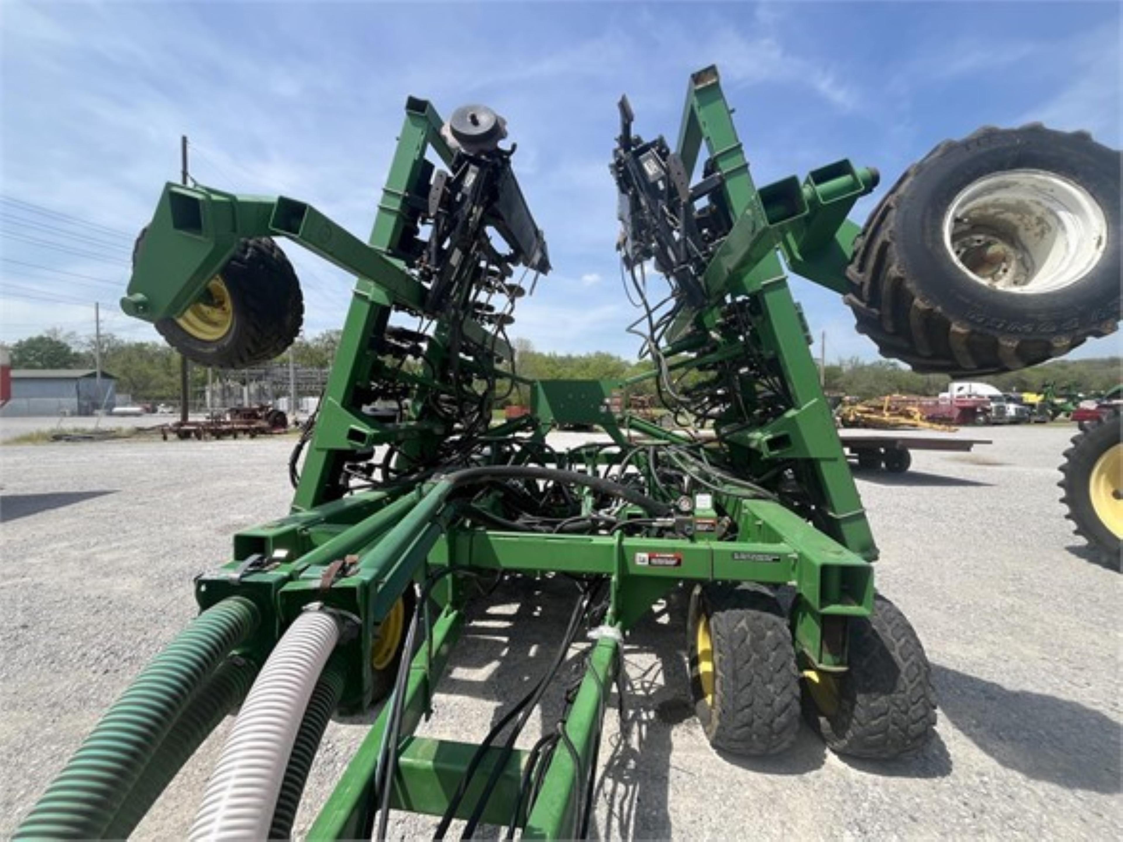 JOHN DEERE 1860 NO TILL DRILL