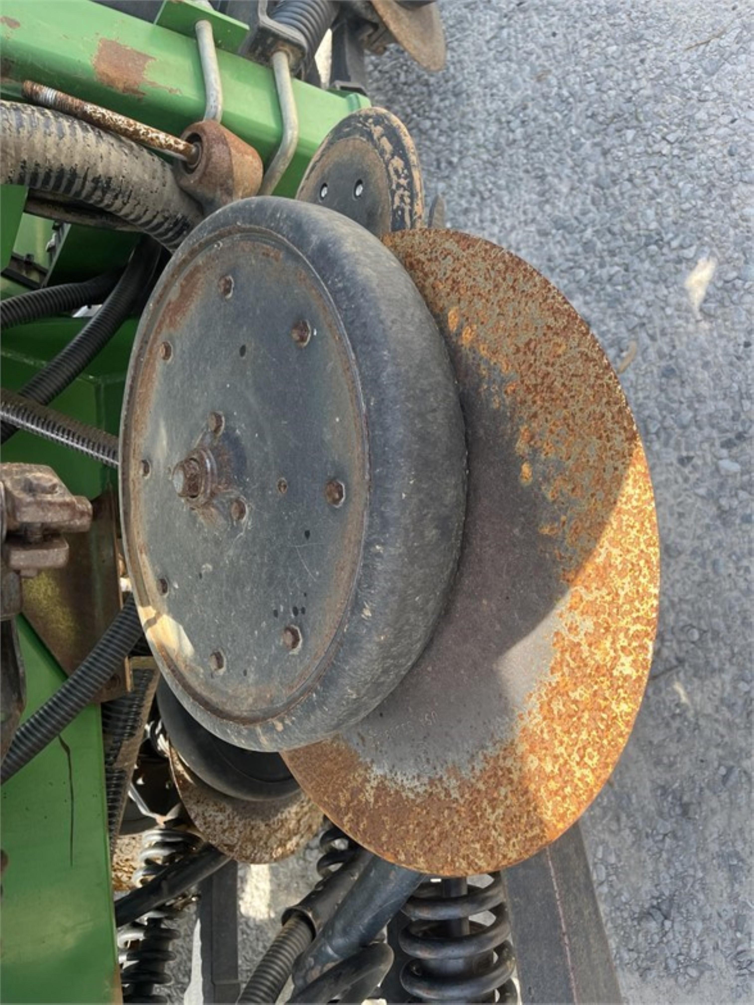 JOHN DEERE 1860 NO TILL DRILL