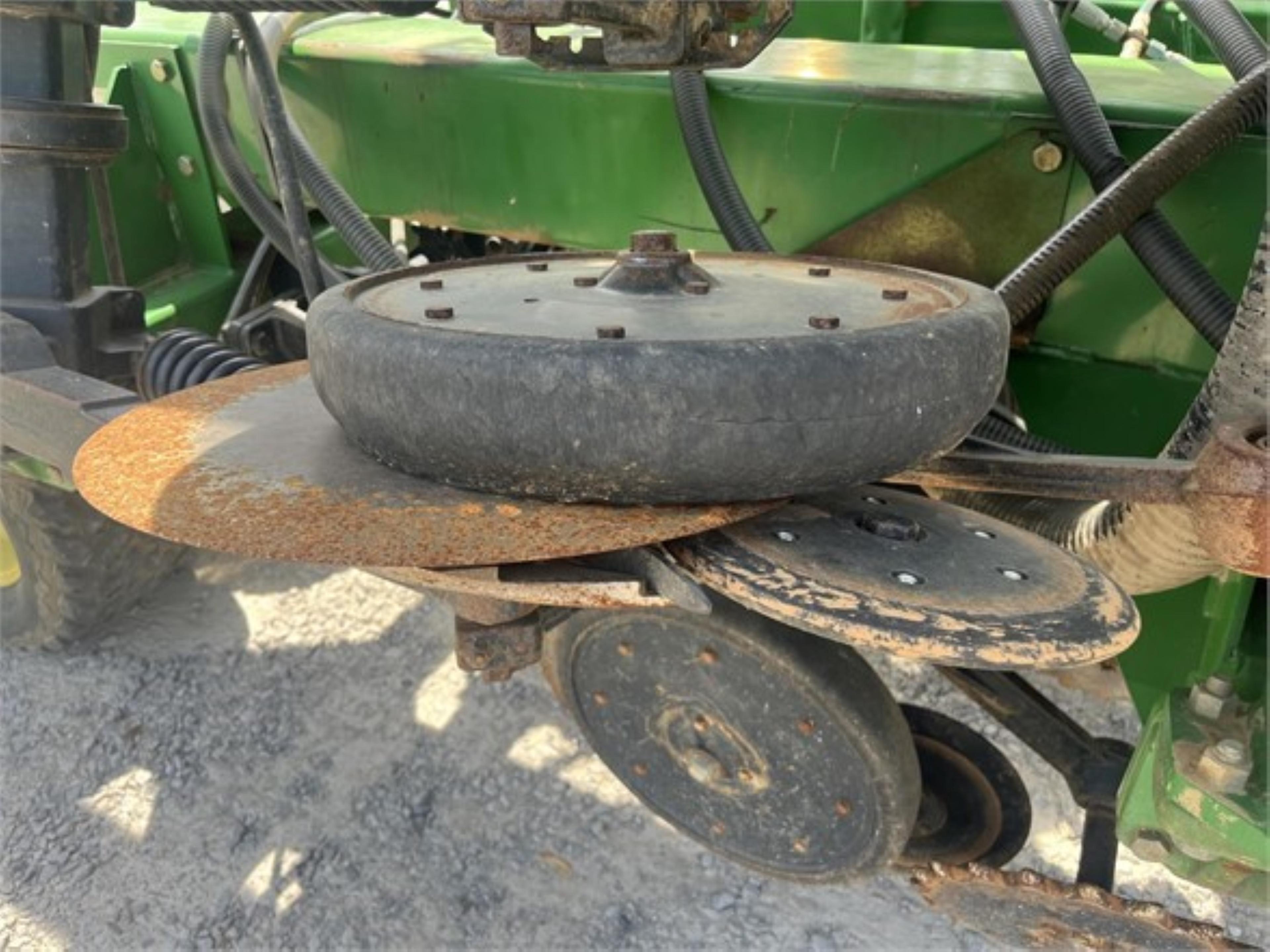 JOHN DEERE 1860 NO TILL DRILL