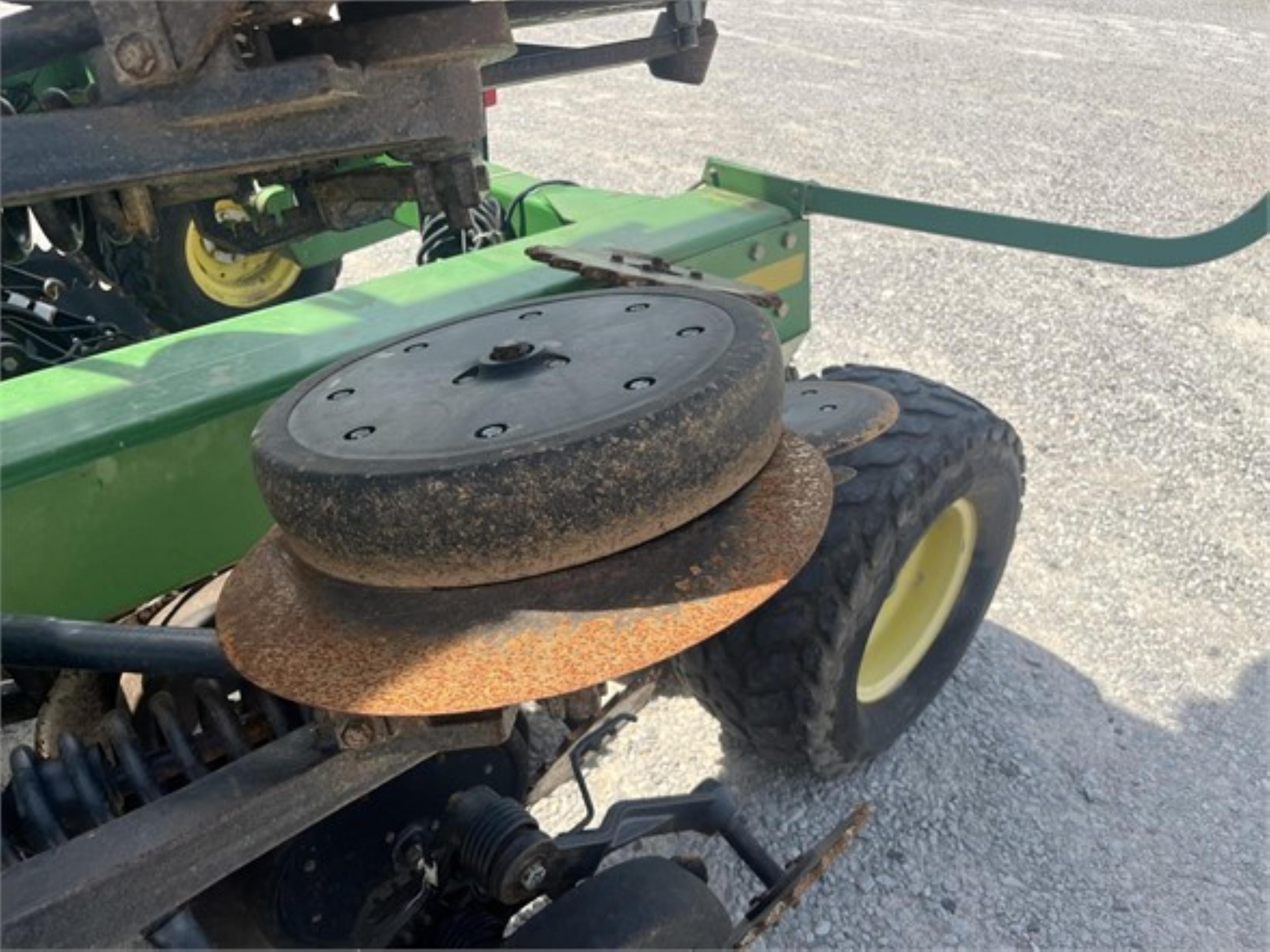 JOHN DEERE 1860 NO TILL DRILL