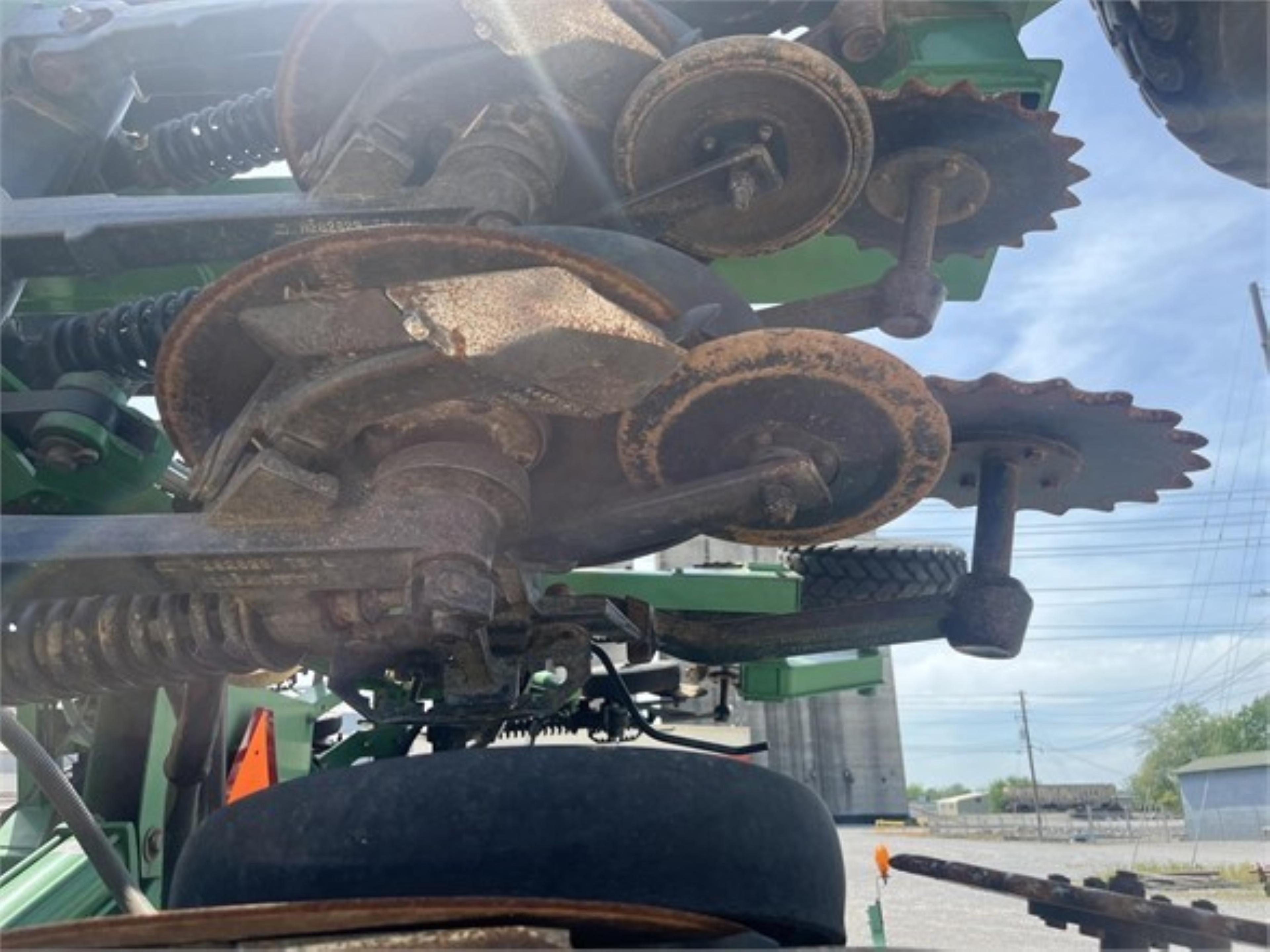 JOHN DEERE 1860 NO TILL DRILL