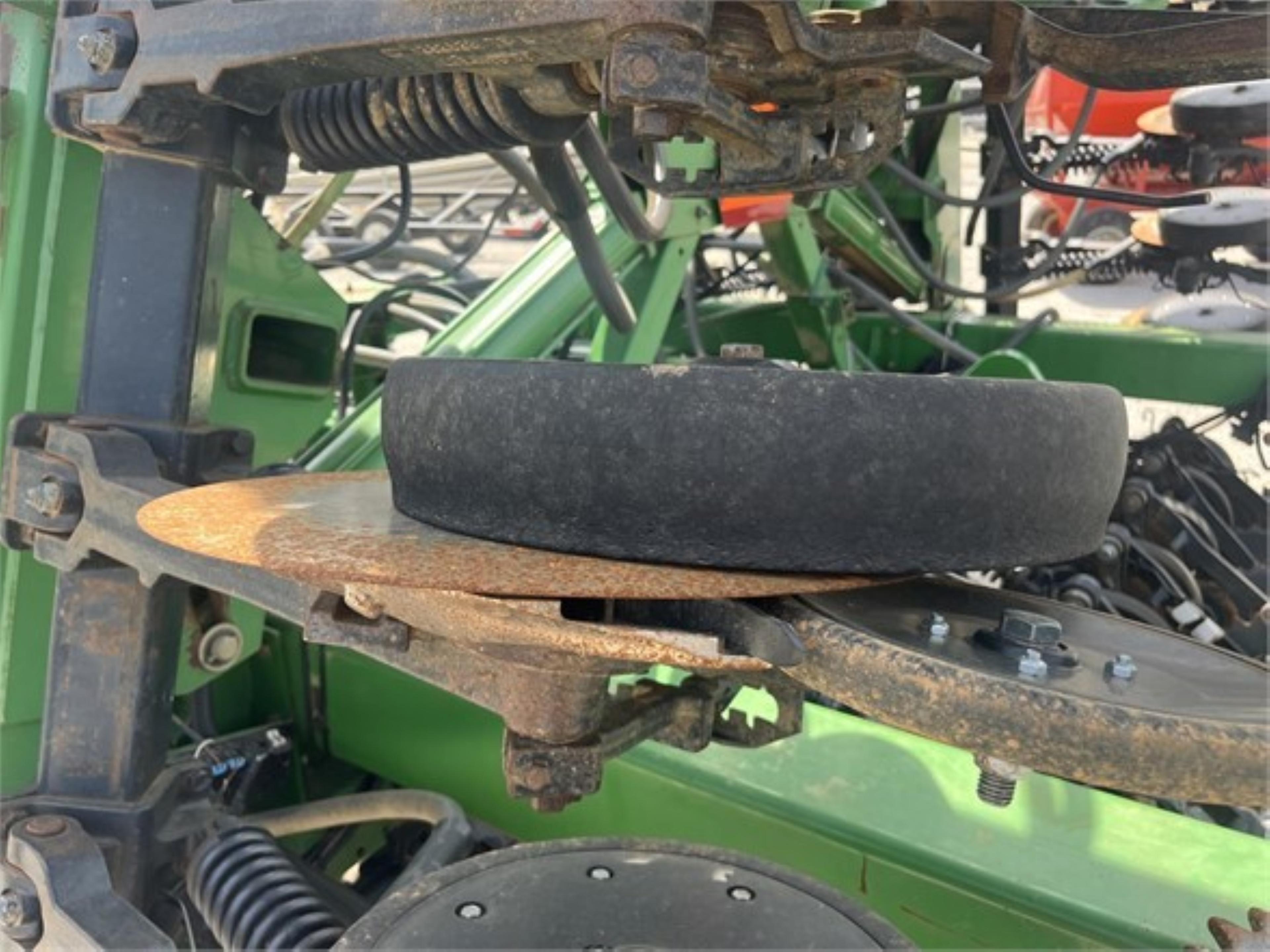 JOHN DEERE 1860 NO TILL DRILL