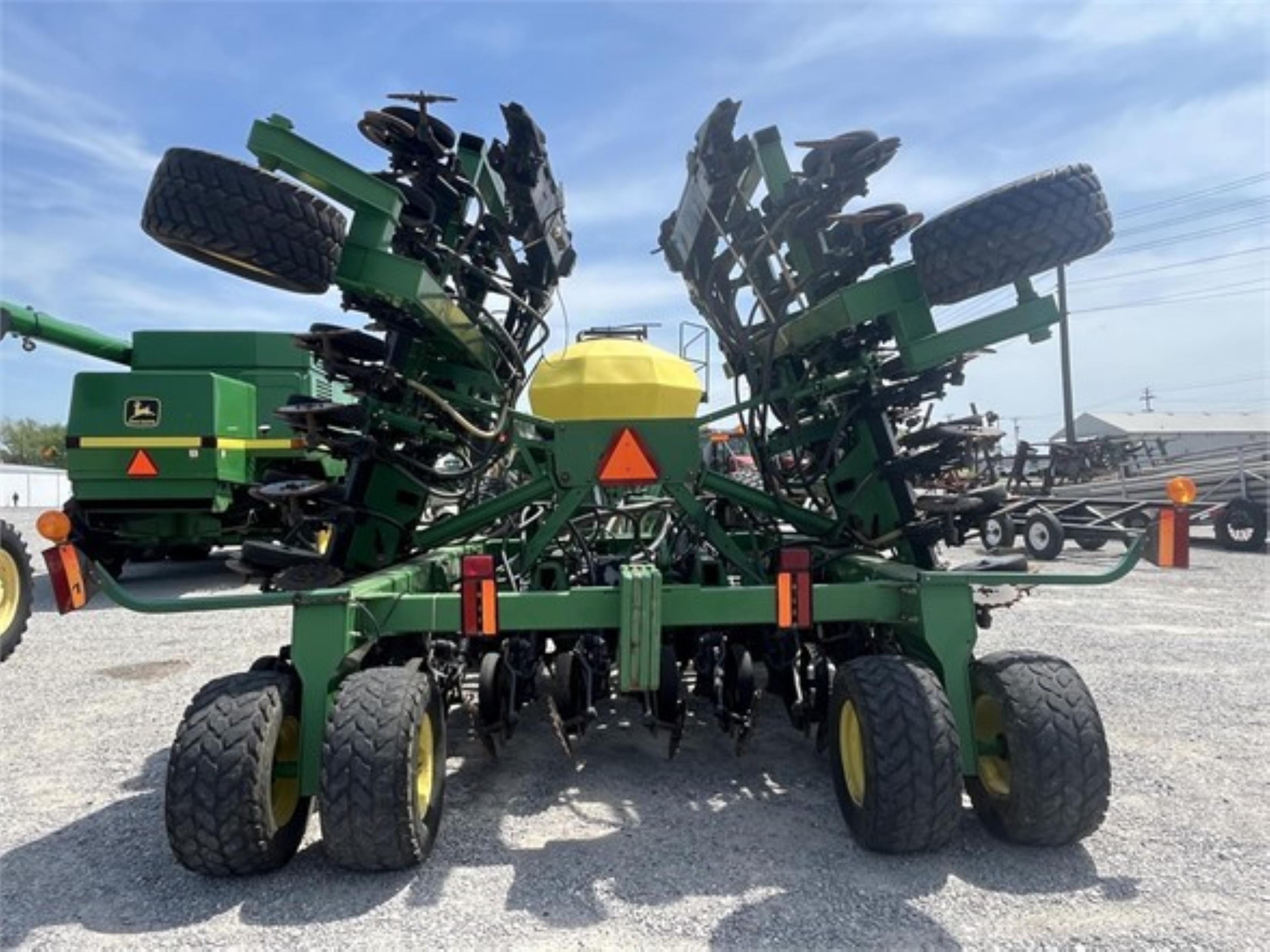 JOHN DEERE 1860 NO TILL DRILL