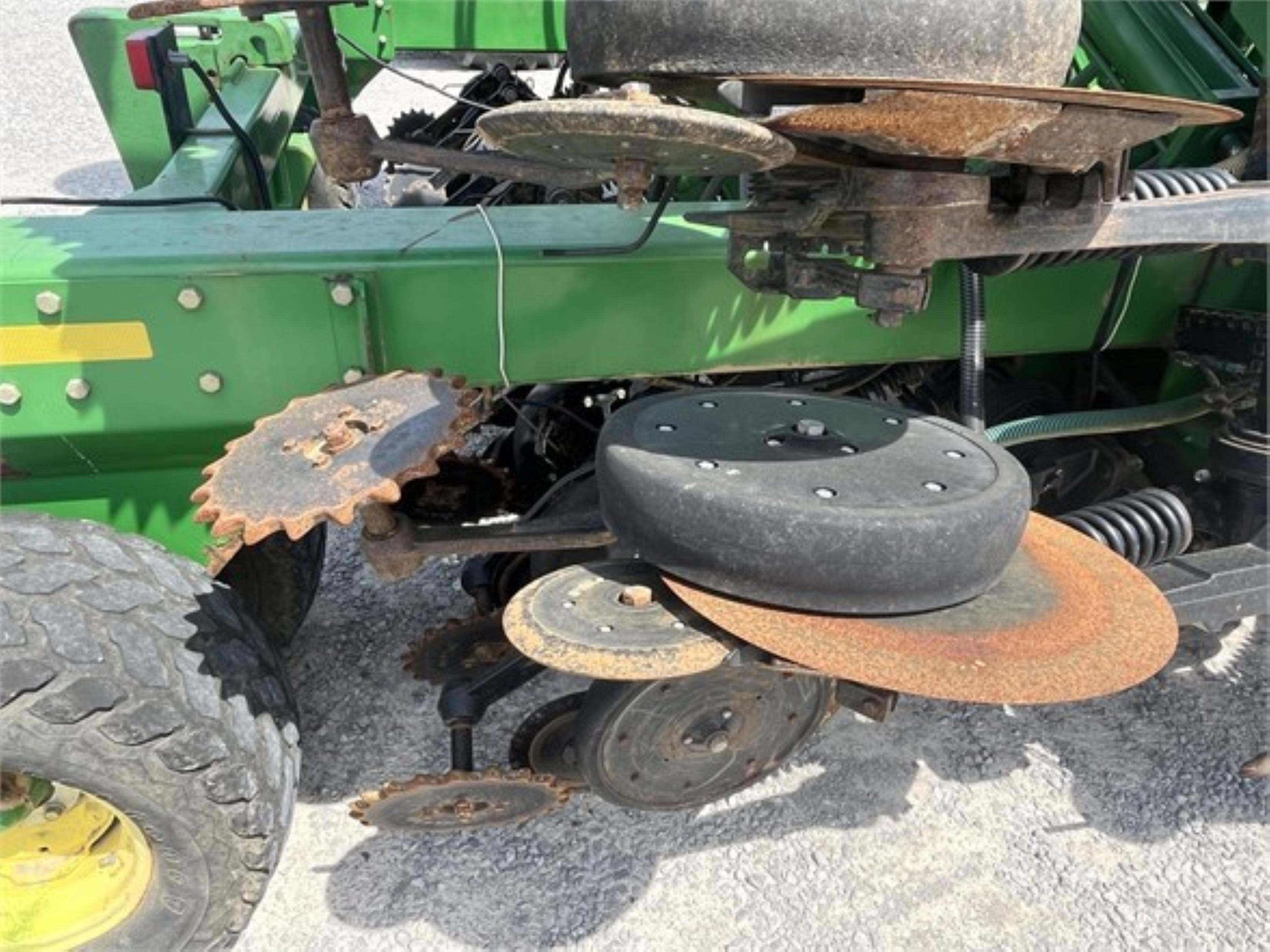 JOHN DEERE 1860 NO TILL DRILL