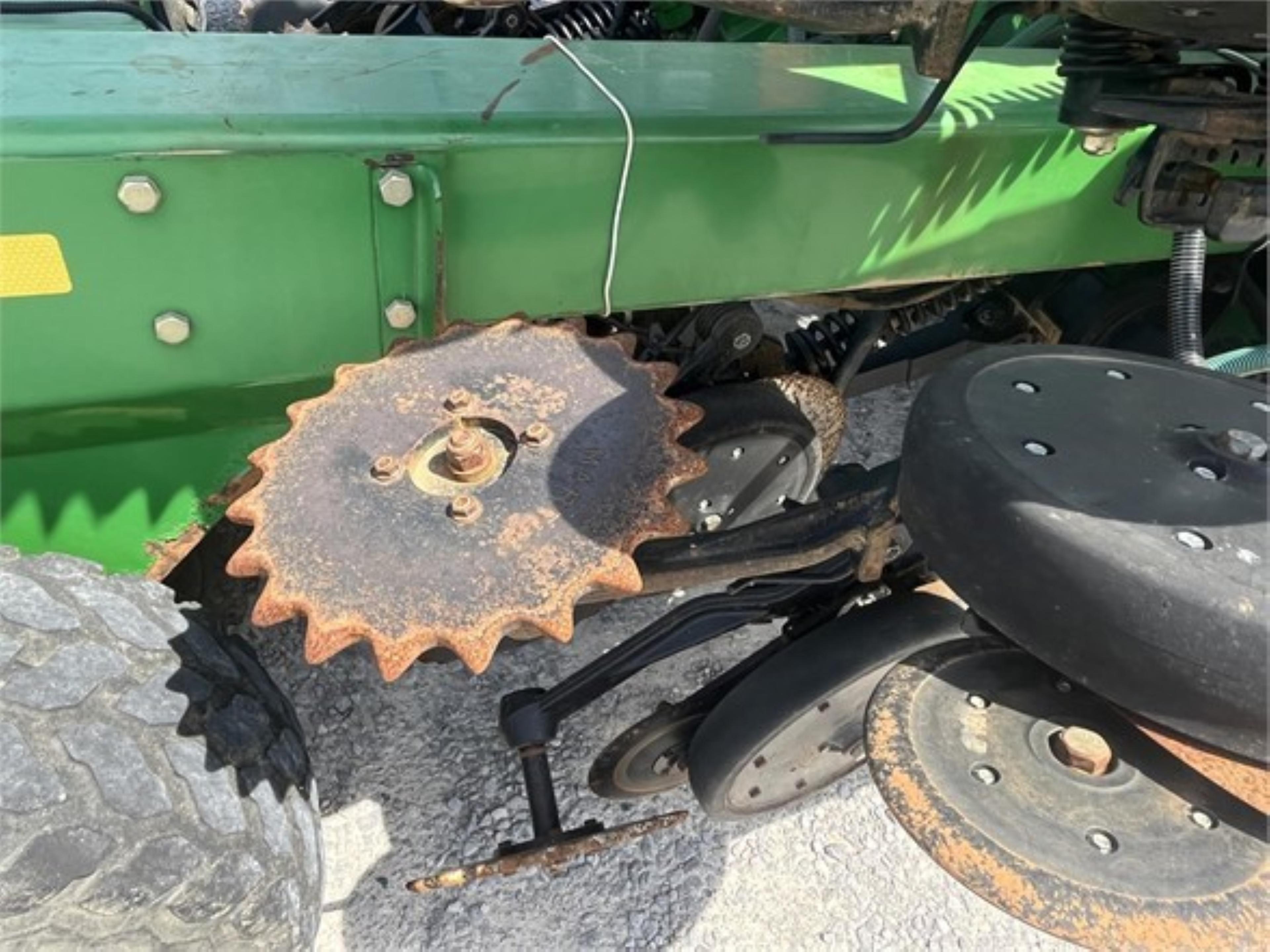 JOHN DEERE 1860 NO TILL DRILL