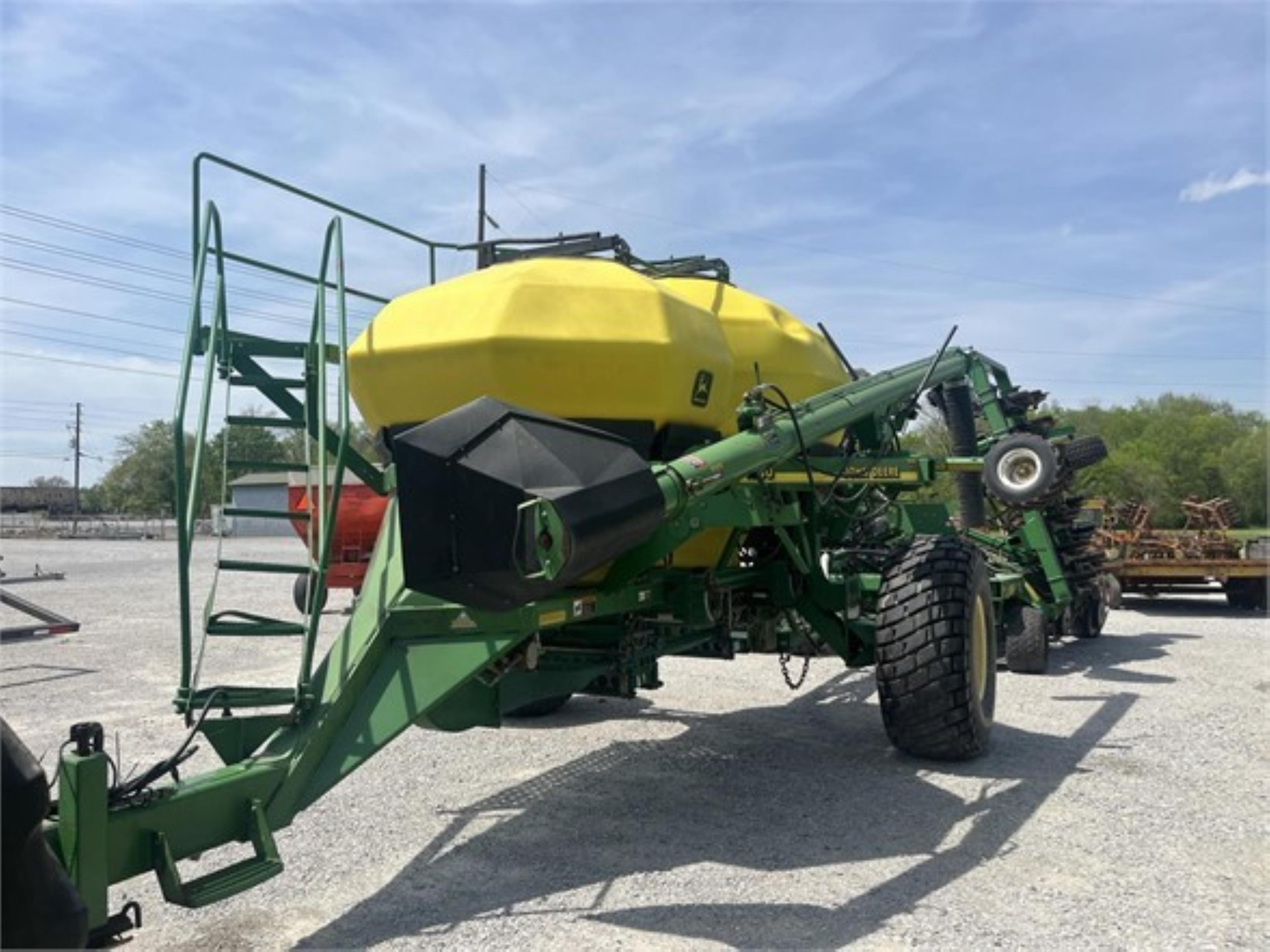 JOHN DEERE 1860 NO TILL DRILL