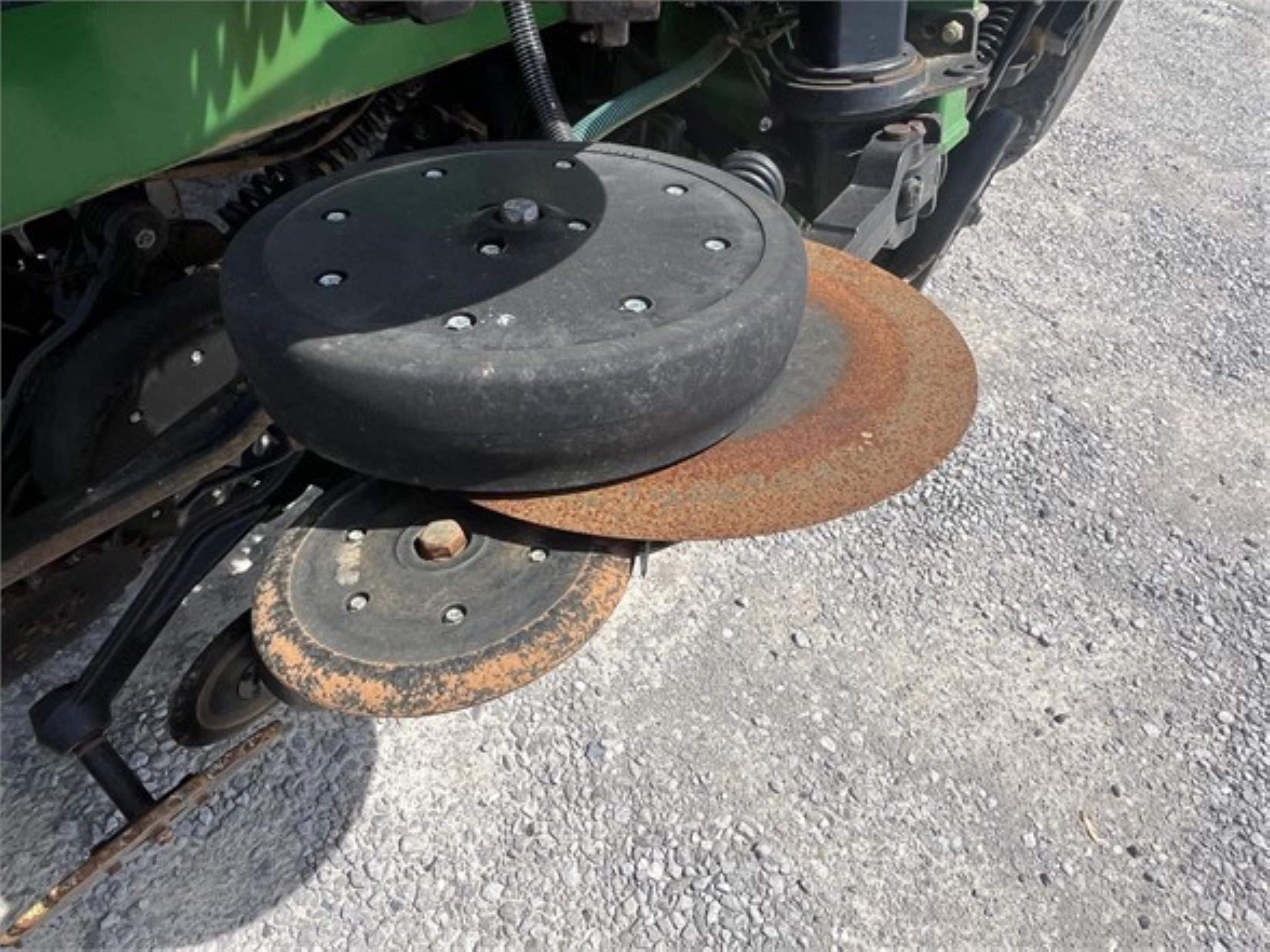 JOHN DEERE 1860 NO TILL DRILL